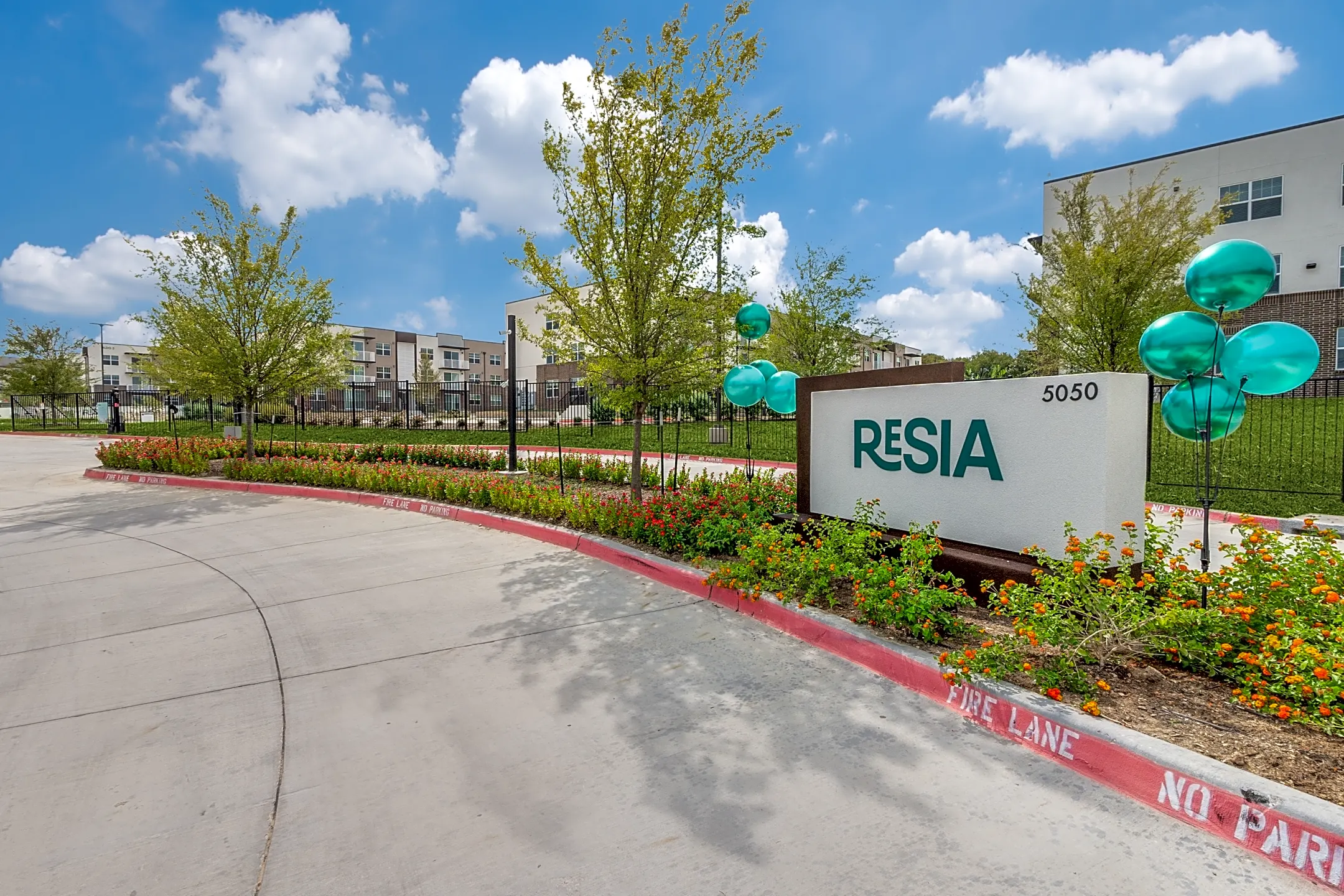 Community Signage - Resia Dallas West - Dallas, TX