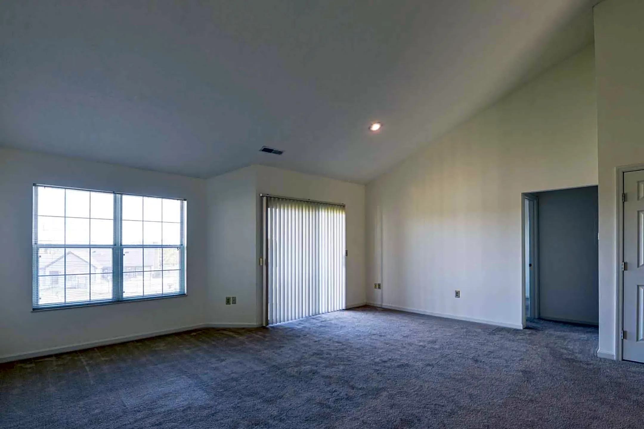 Living Room - Spinnaker Cove - Dayton, OH