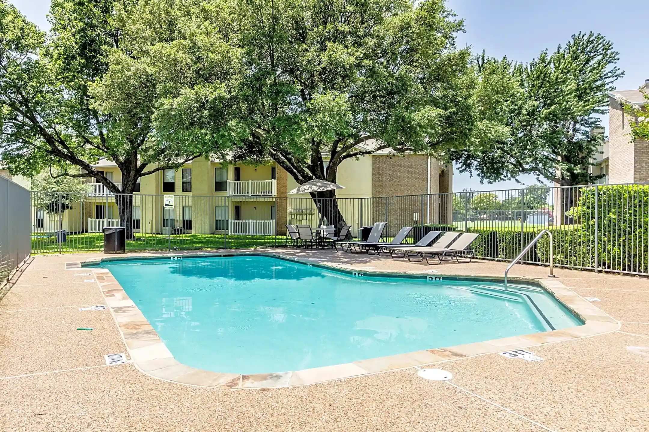 Creekwood Apartments 212 W Wintergreen Rd DeSoto, TX Apartments for