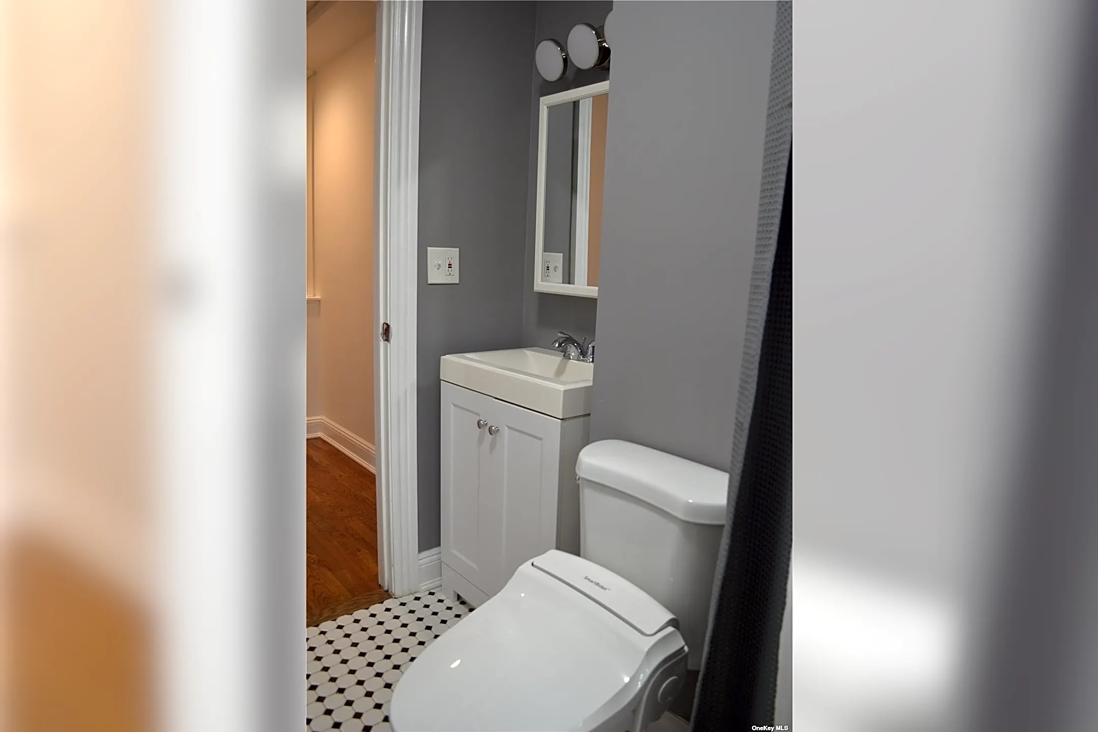 Bathroom - 50 Commander Ave - Garden City, NY
