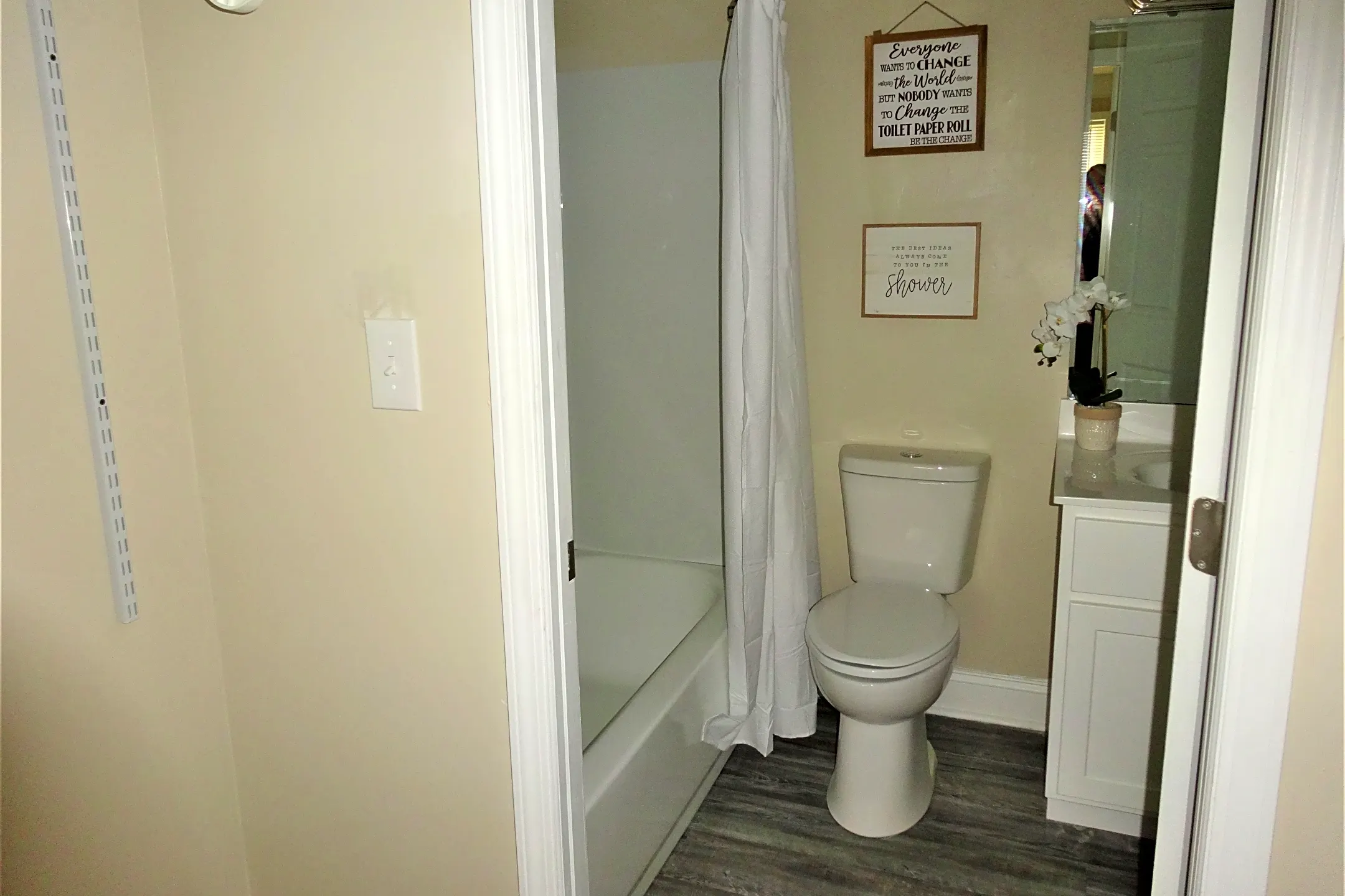 Bathroom - Saratoga Place - Erlanger, KY