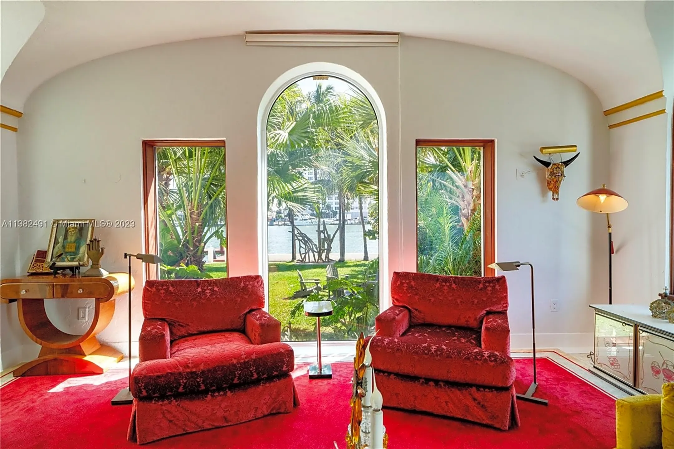 Living Room - 4731 Pine Tree Dr - Miami Beach, FL