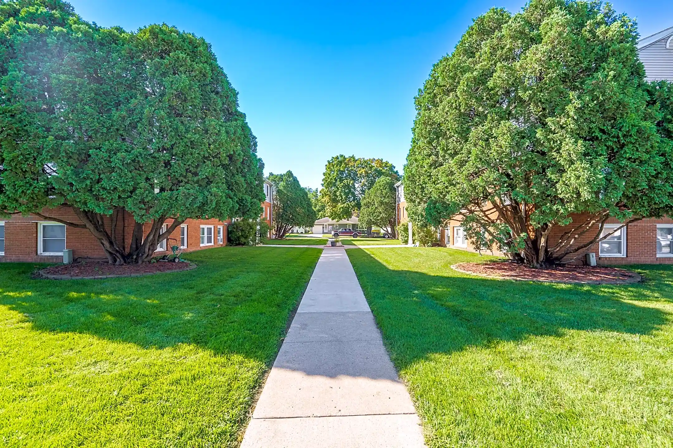 Academy Apartments 706 E Academy St Owatonna, MN Apartments for