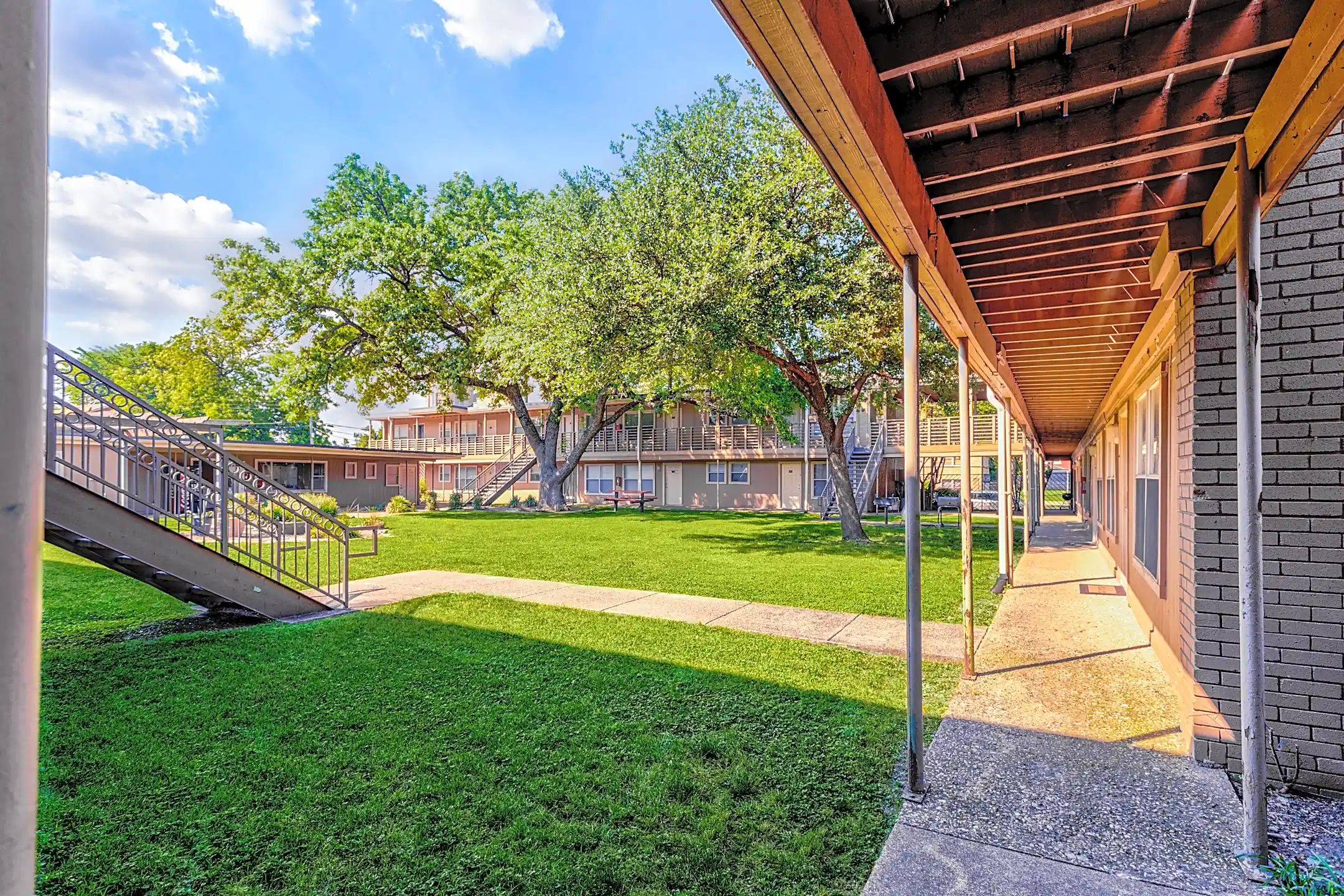 Upper E Coral Gates 5119 Live Oak St Dallas, TX Apartments for