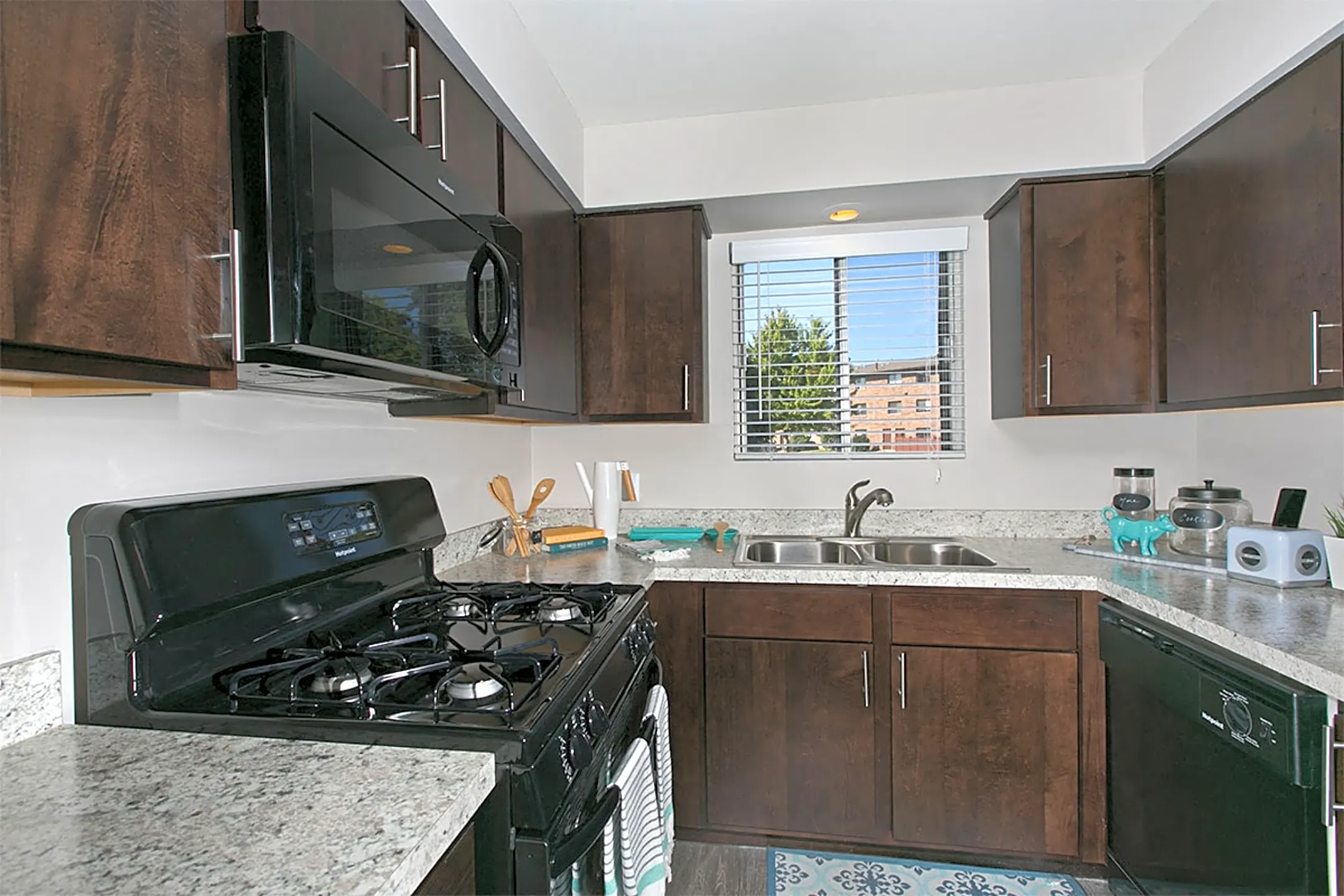 Kitchen - Westmont Village Apartments - Westmont, IL