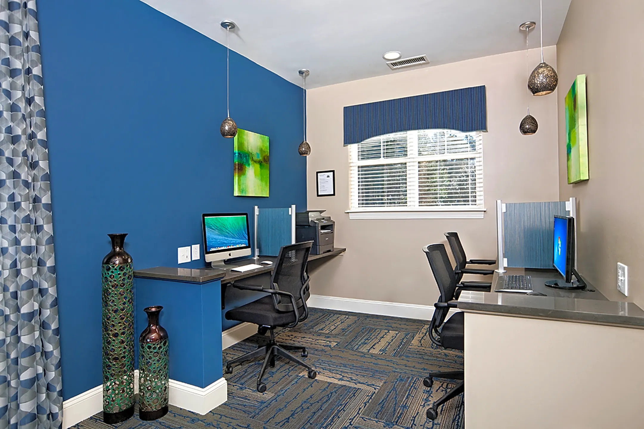 Кабинет сапфир. Интерьер небольшого офиса. Синие стены в офисе. Синий кабинет интерьер. Кабинет с голубыми стенами.