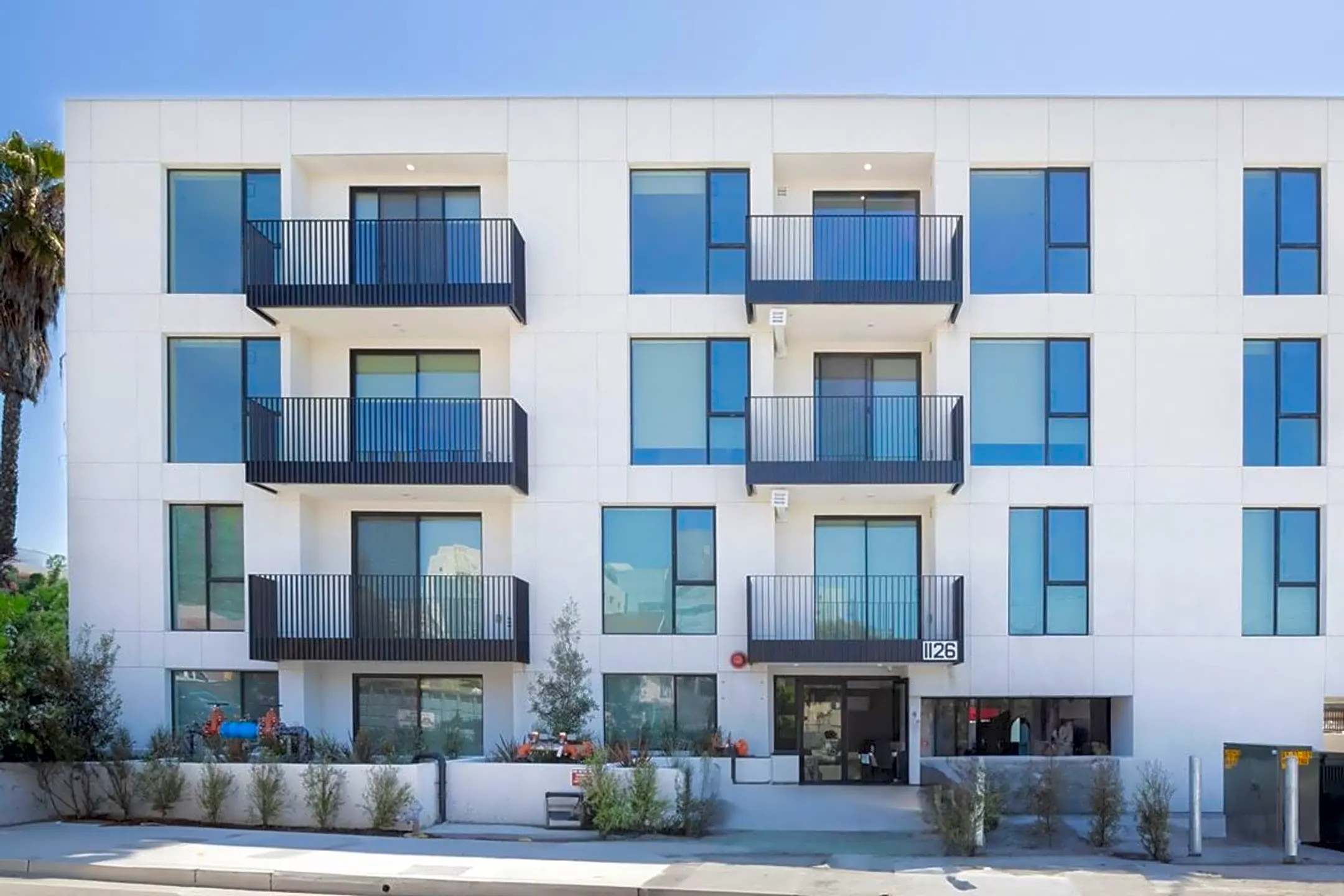 New Luxury Modern 1 & 2 Bedroom Apartments 1126 Cornwell St. Los Angeles, CA Apartments for