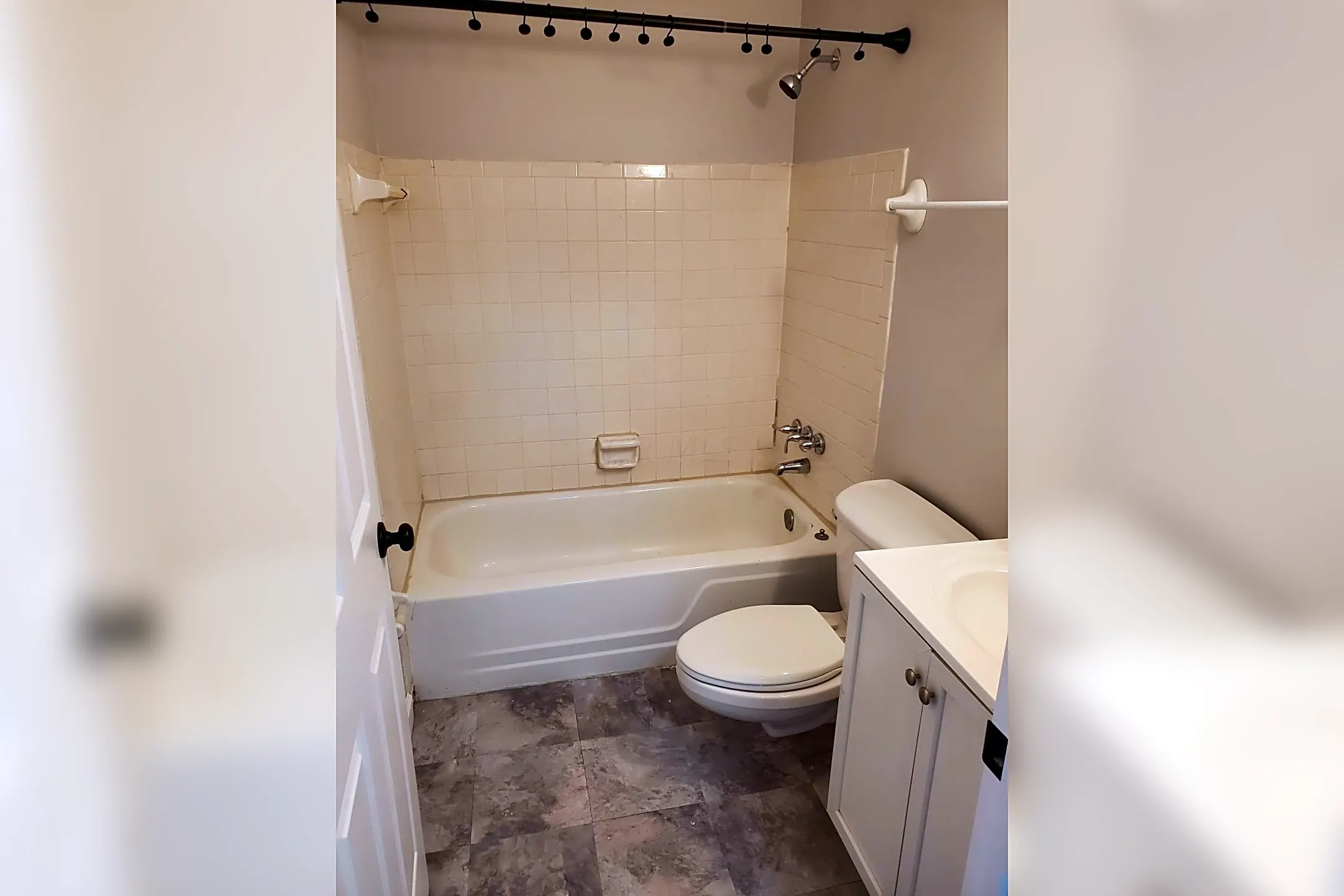 Bathroom - 5646 Tamarack Blvd - Columbus, OH