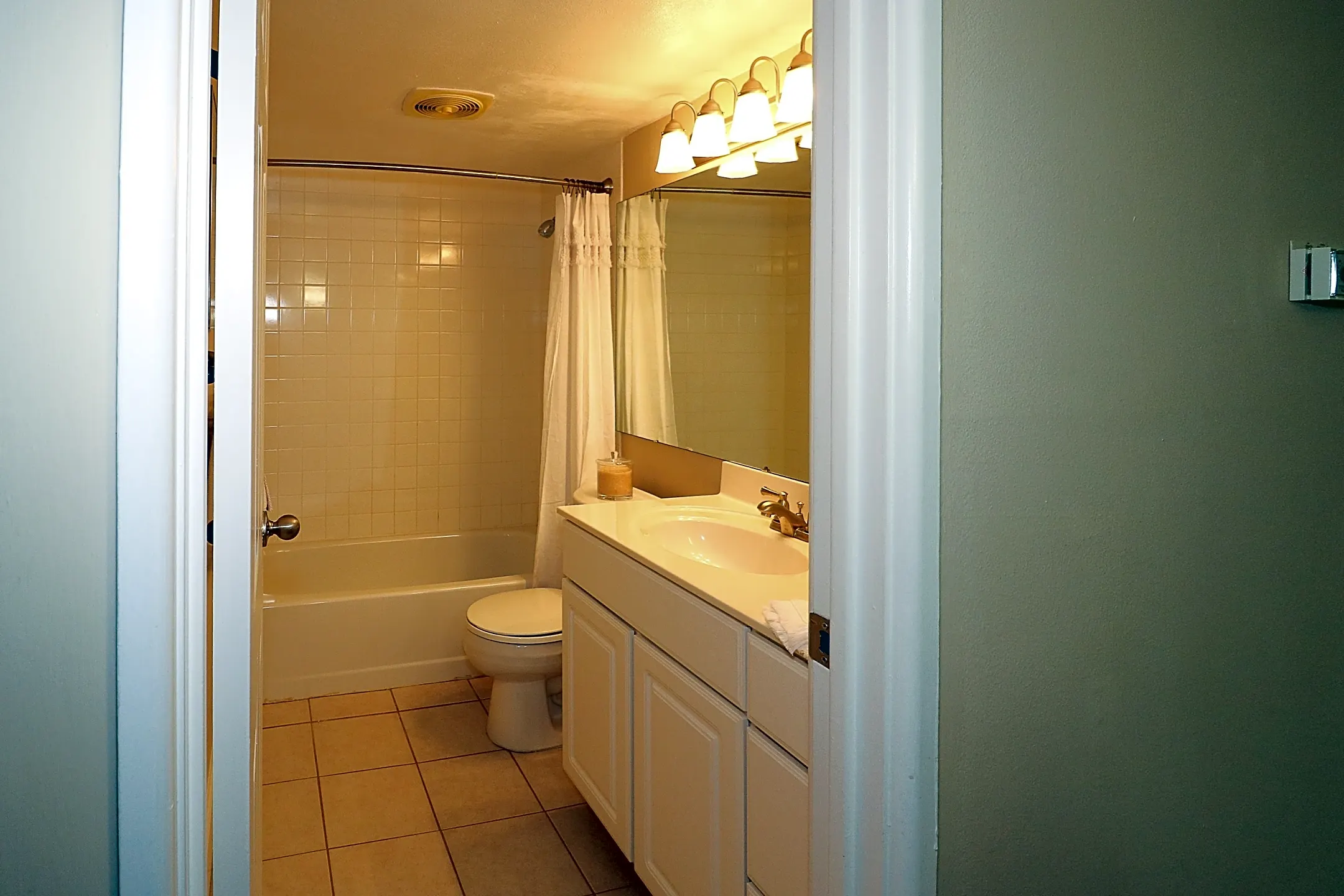 Bathroom - Beau Jardin - Saint Louis, MO