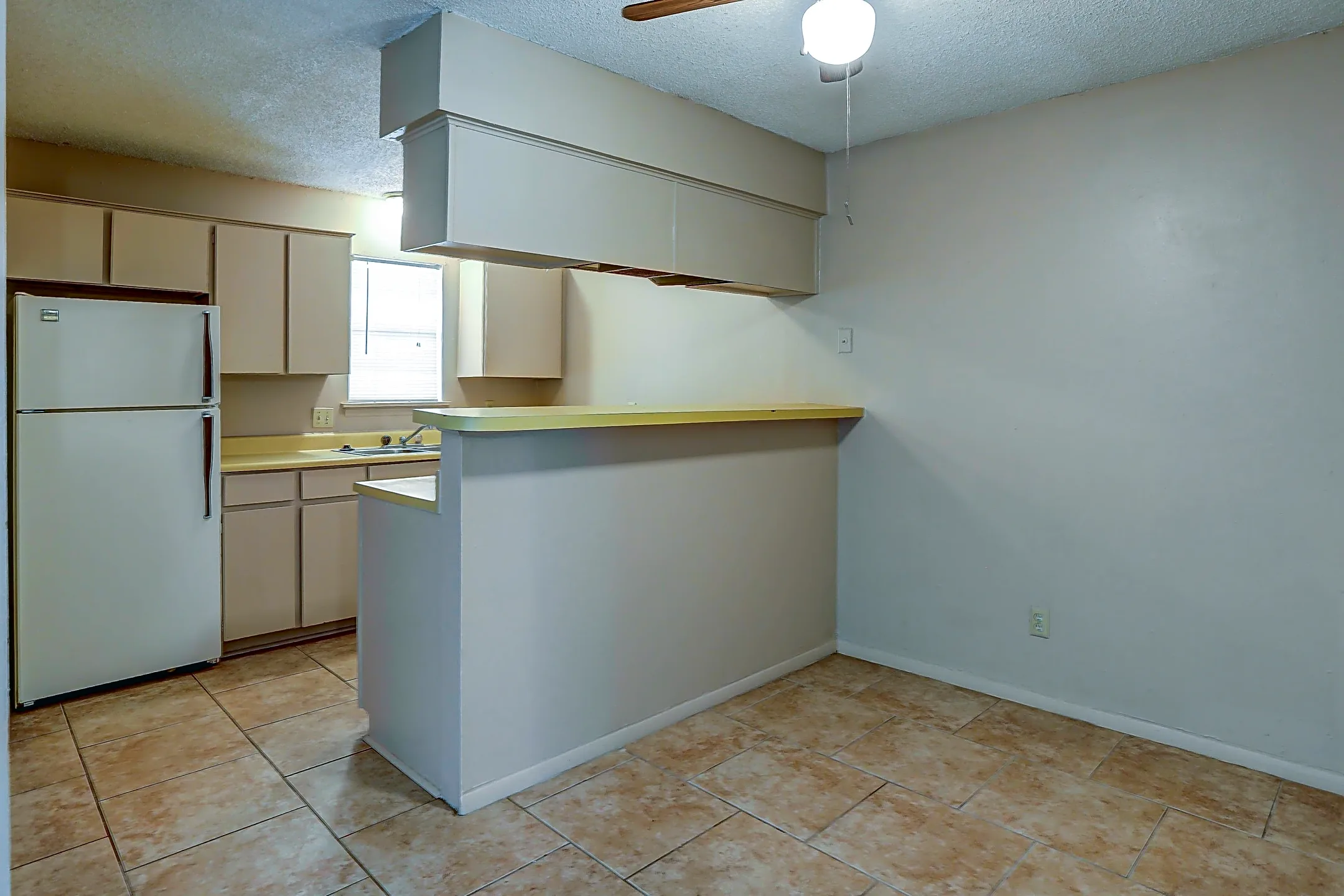 Kitchen - Southbrooke Apartments - Fort Smith, AR