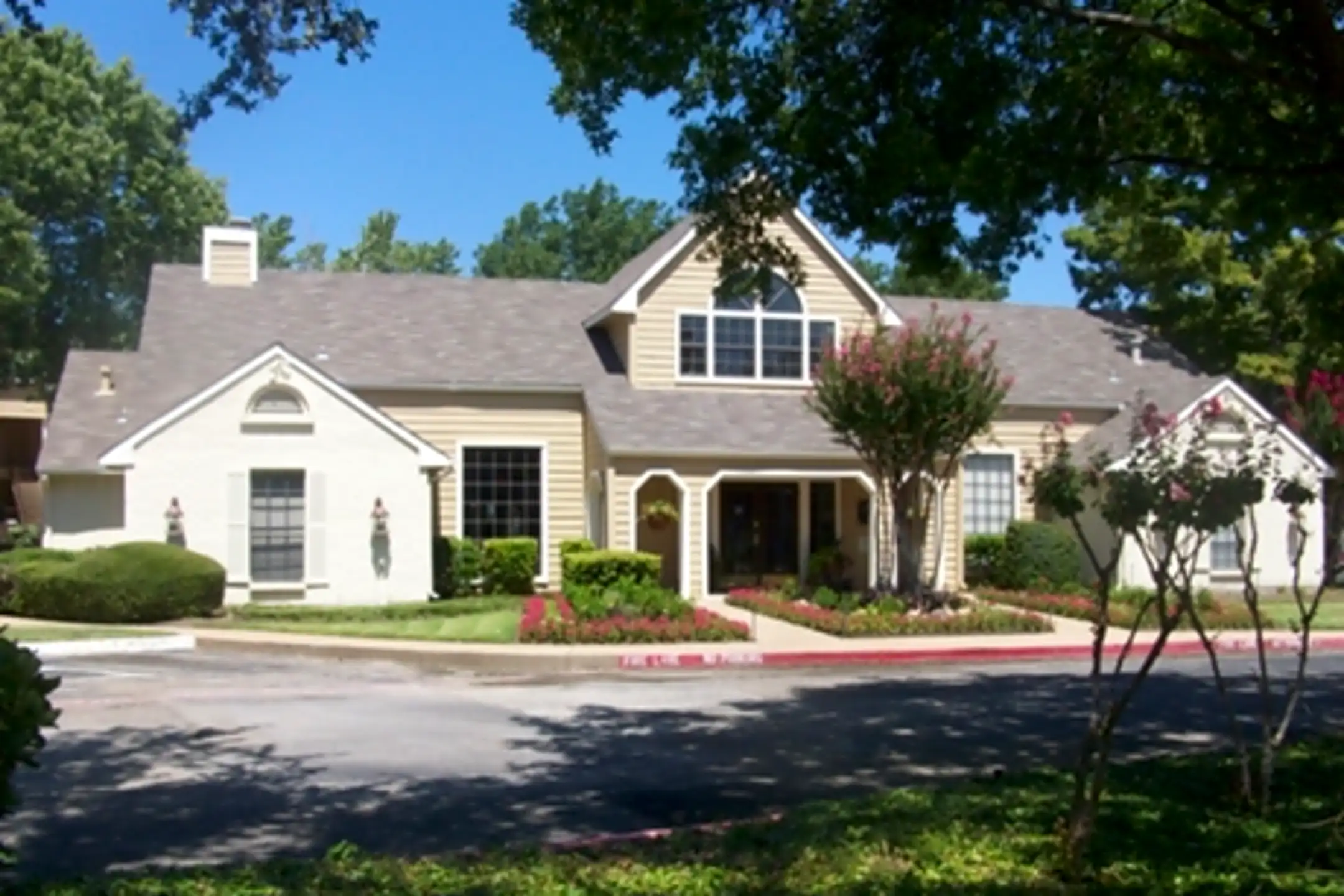 Arbors on Oakmont 6000 Oakmont Trl Fort Worth, TX Apartments for