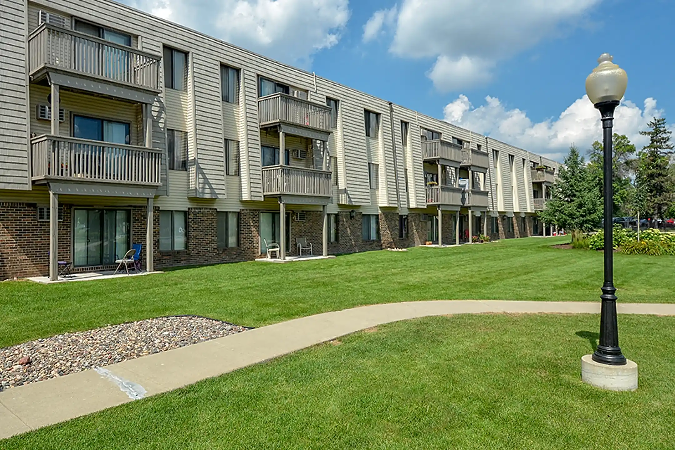 Eagle Pointe Apartments 2044 Oakdale Ave Saint Paul, MN Apartments
