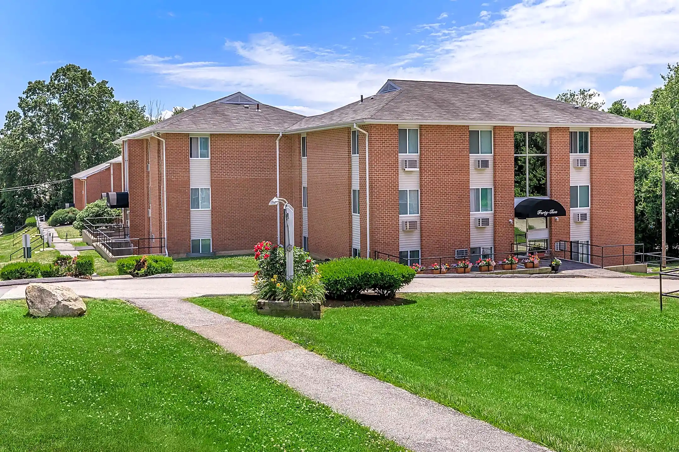 Nutmeg Woods 84 Hawthorne Dr N New London, CT Apartments for Rent