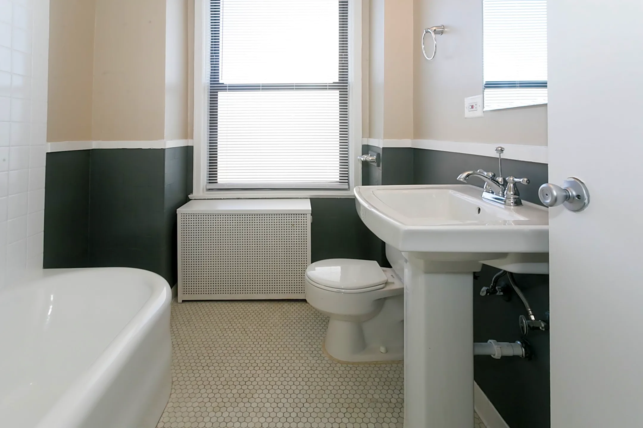 Windermere House - 1642 E 56th St | Chicago, IL Apartments for Rent | Rent.