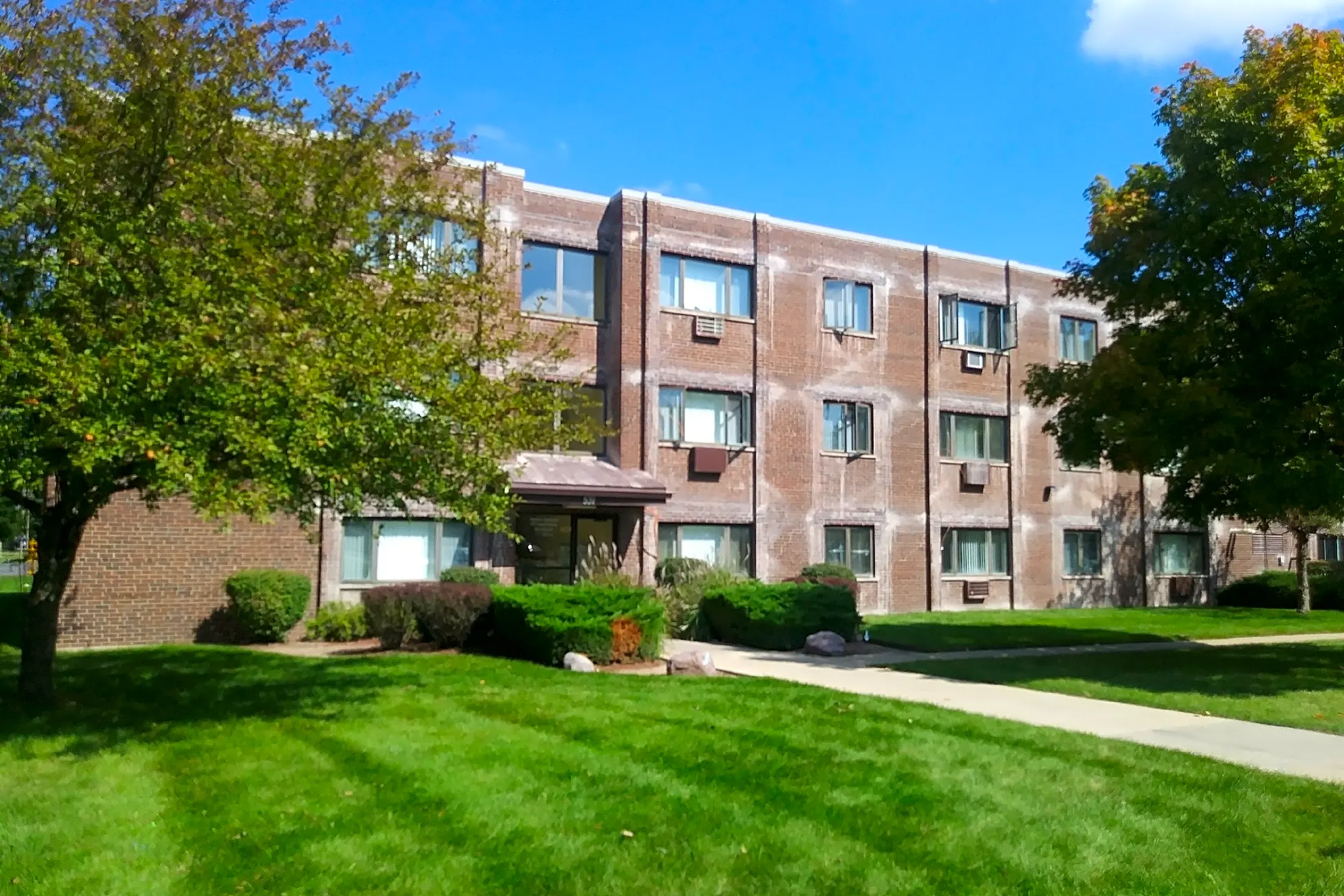 Pool - Mapletree Apartments - Woodstock, IL