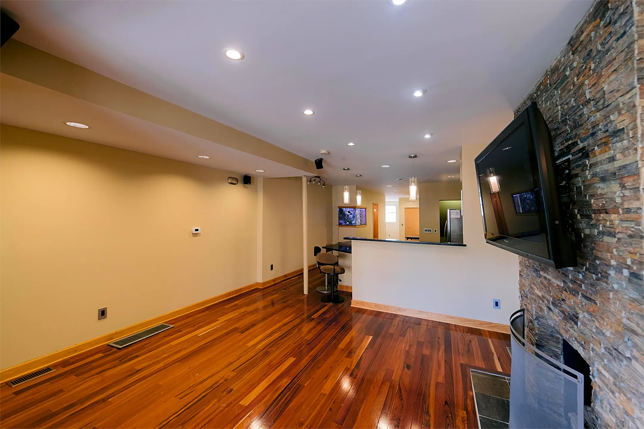 Living Room - 252 S Washington Ave - Columbus, OH