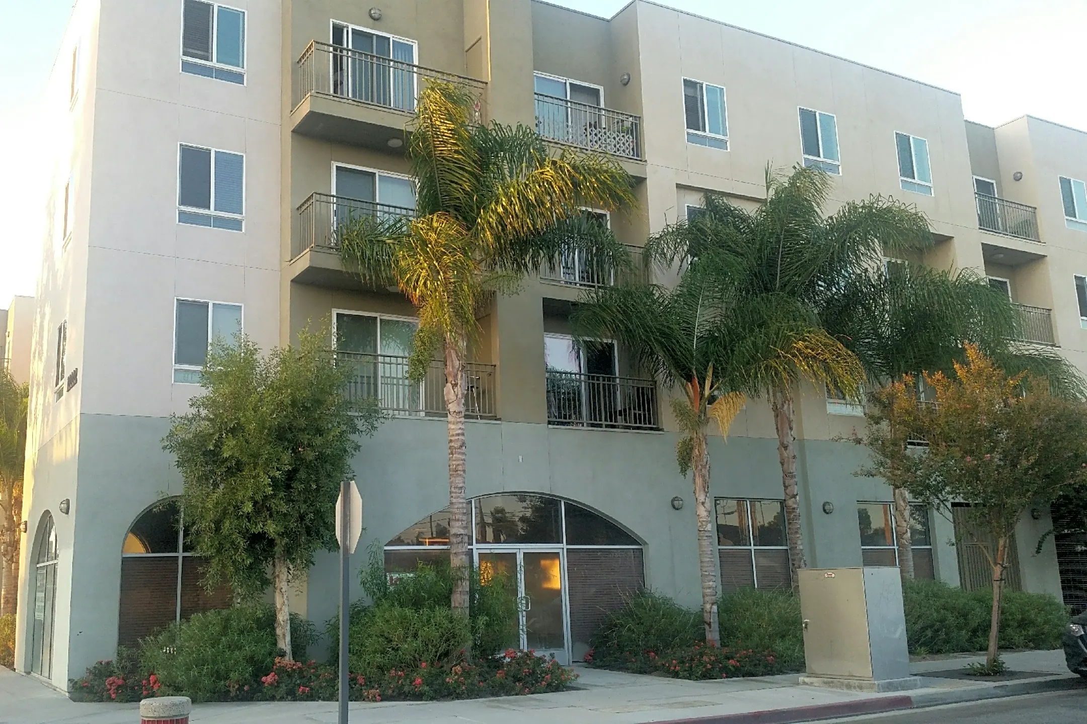 Hollydale Plaza Apartments - South Gate, CA 90280