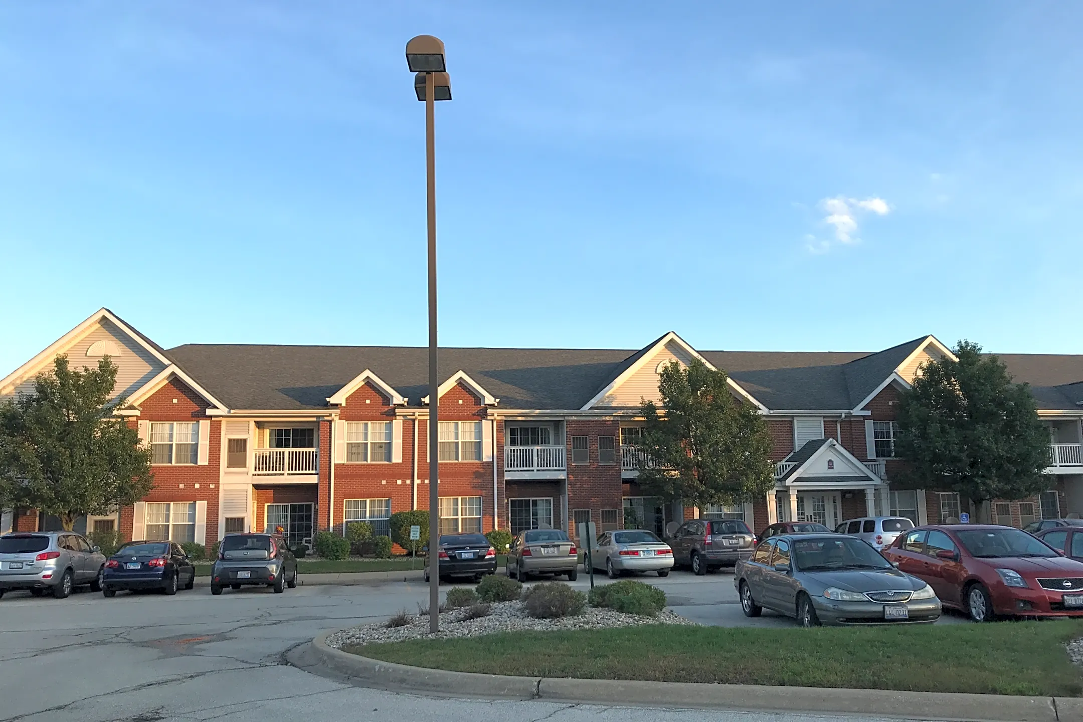 Pool - Myers Commons Apartments - Darien, IL