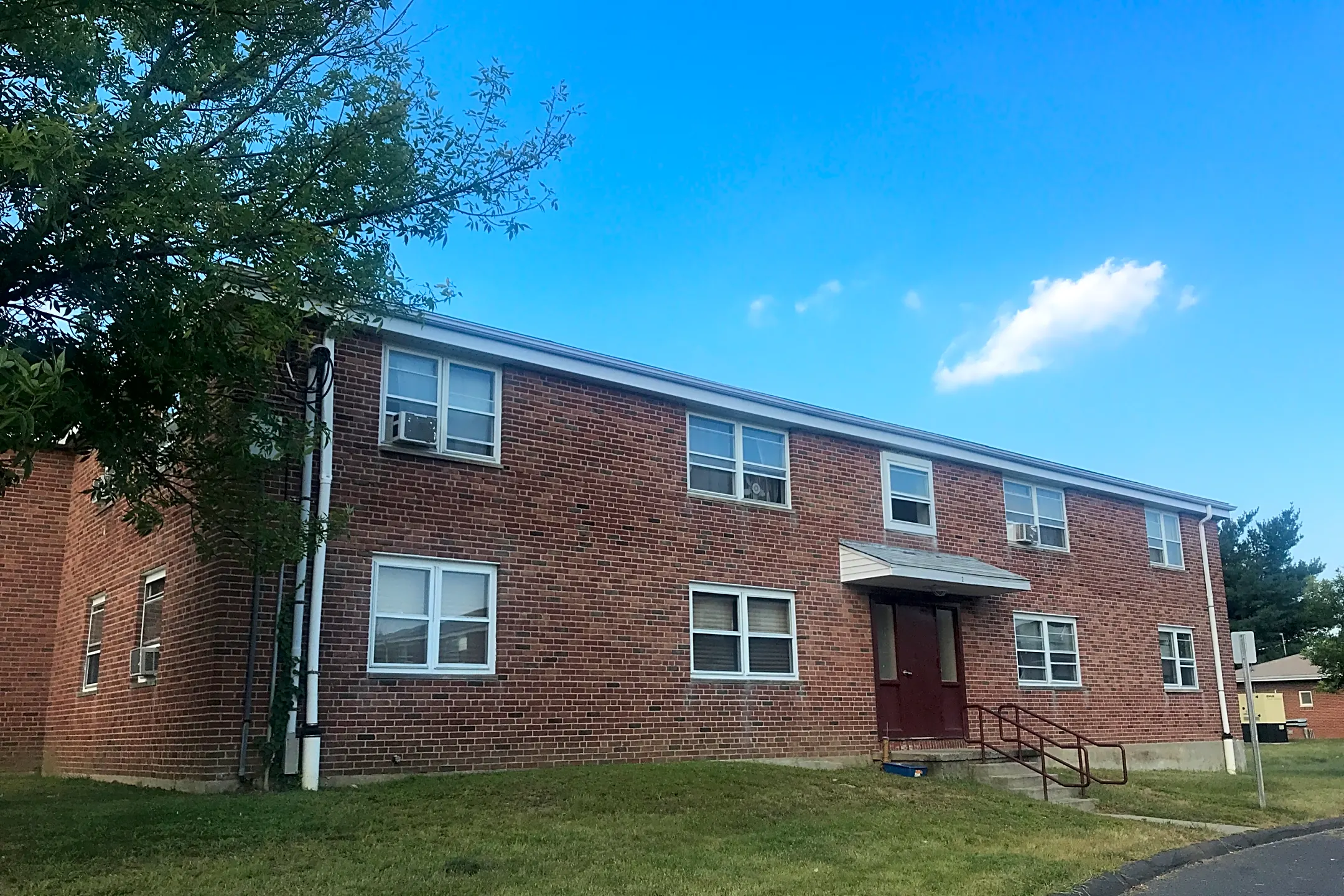 Veteran Terrace - 2 COLUMBUS CIR | East Hartford, CT Apartments for ...