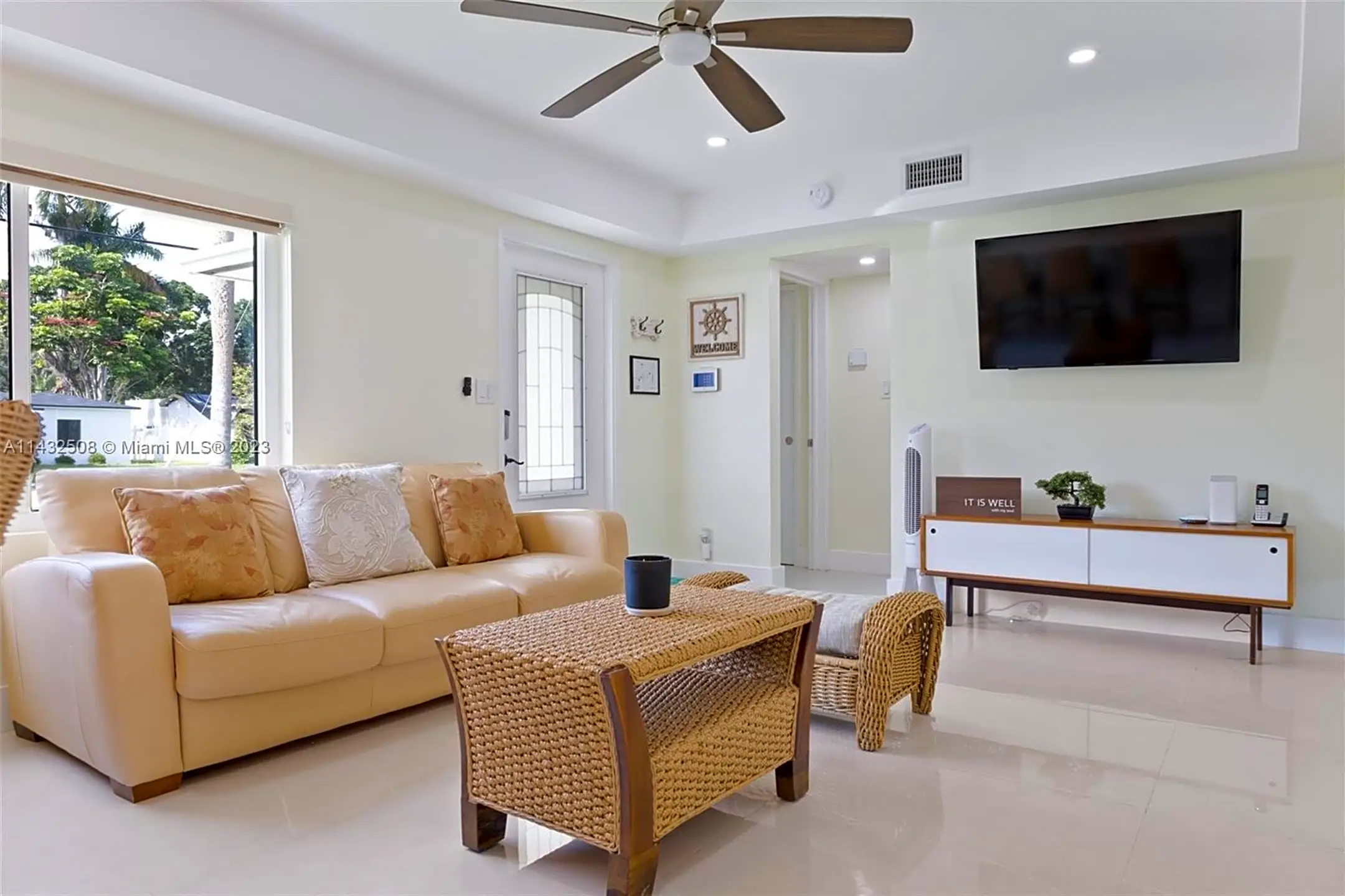 Living Room - 1100 SW 20th St - Fort Lauderdale, FL