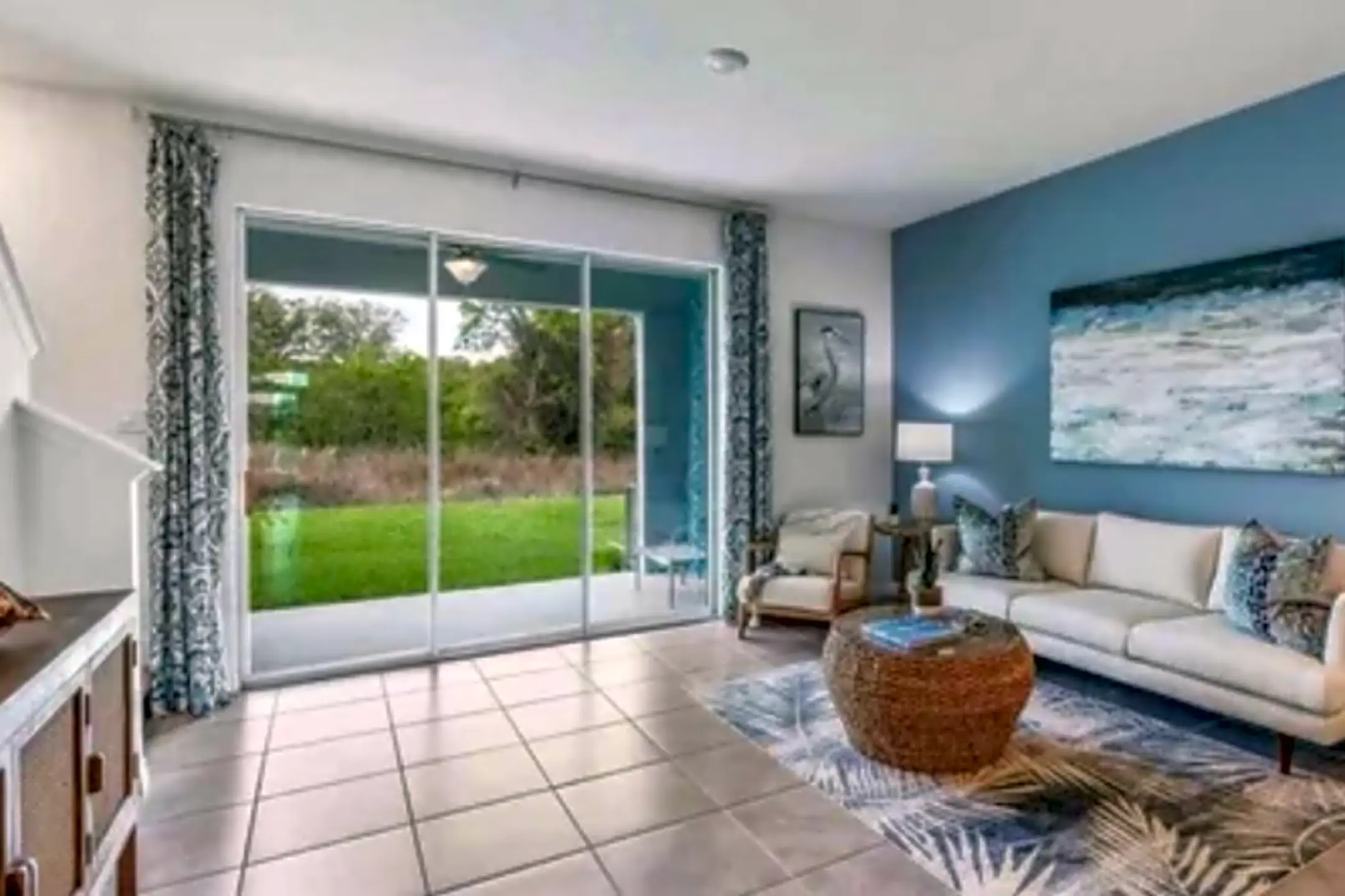 Living Room - 17550 Crescent Moon Lp - Bradenton, FL