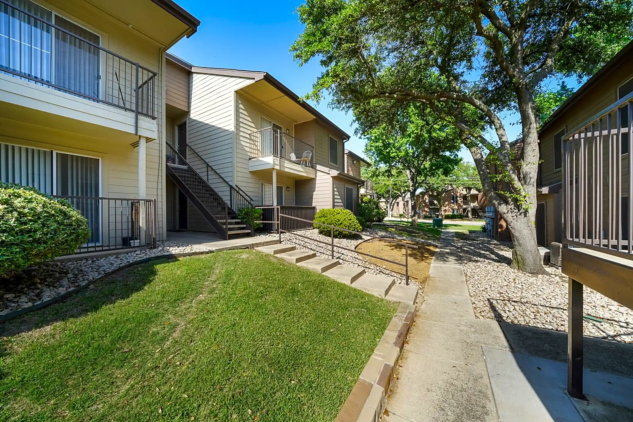 425 Bernard St Condos Denton, TX 76201