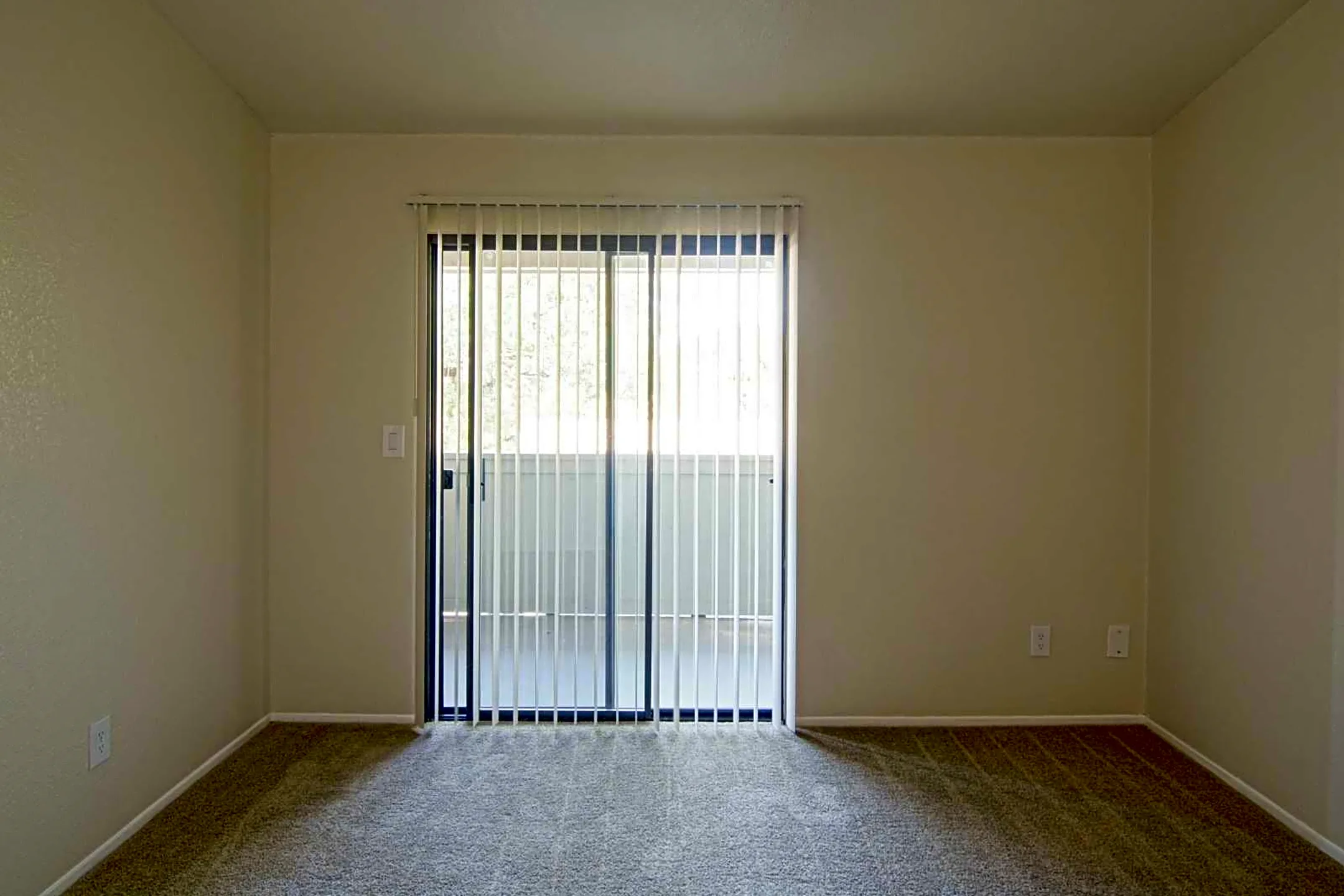 Living Room - Heritage Oaks Apartments - Carmichael, CA