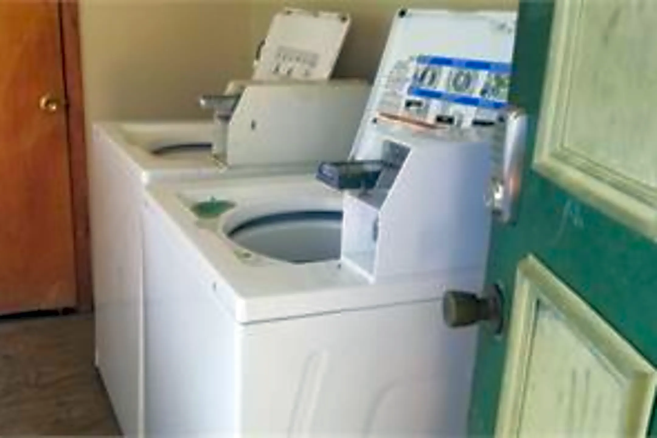 Bathroom - 142 Spears Ave - Elizabethton, TN