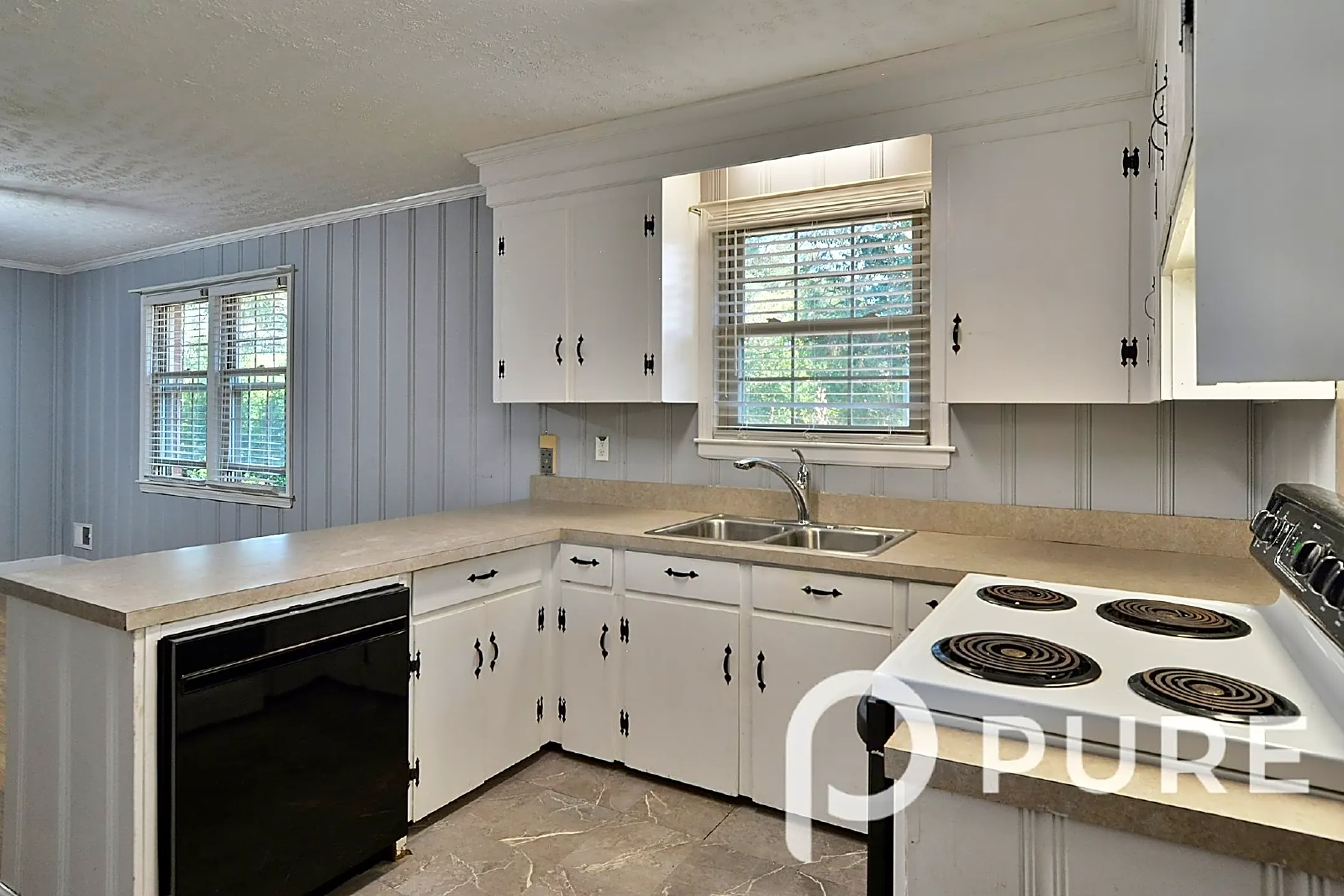 Kitchen - 1629 B Avenue, West Columbia, SC 29169 - West Columbia, SC