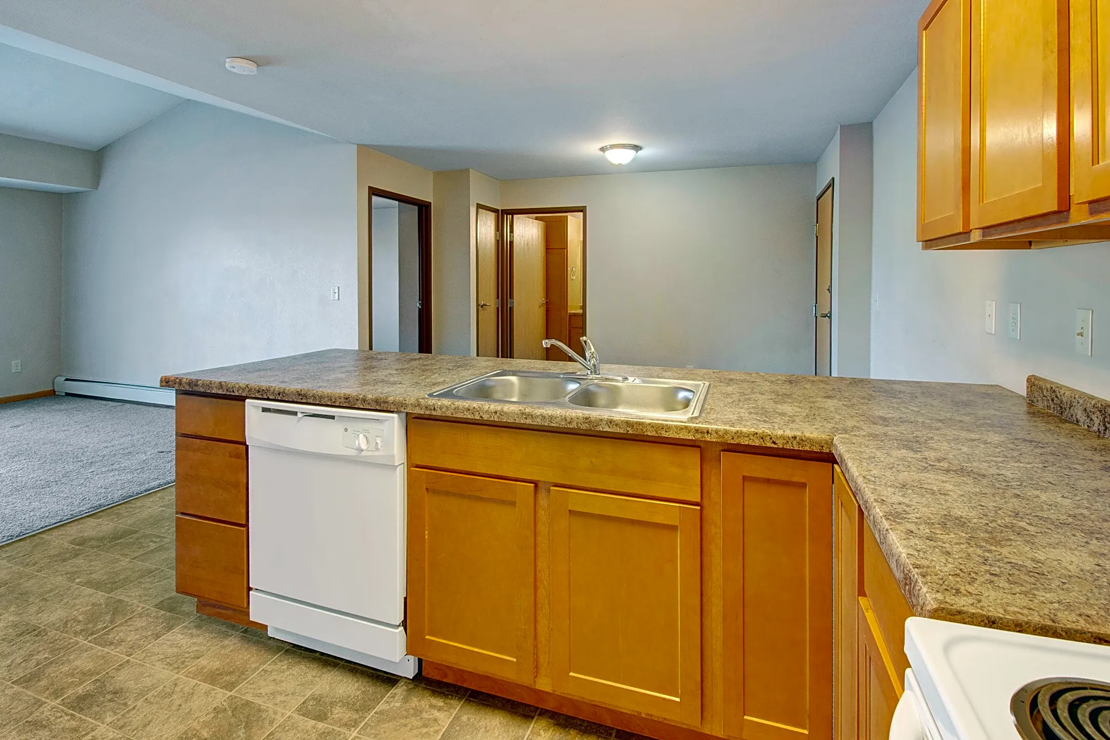 Roosevelt East Apartments - Williston, ND 58801