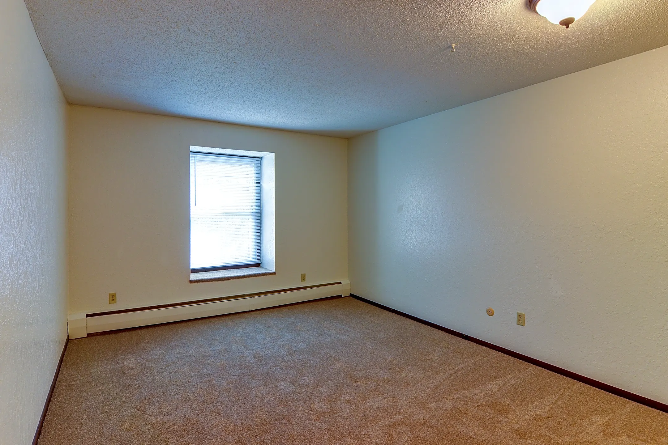 Edgerton Manor 2021 Edgerton Street Maplewood, MN Apartments for