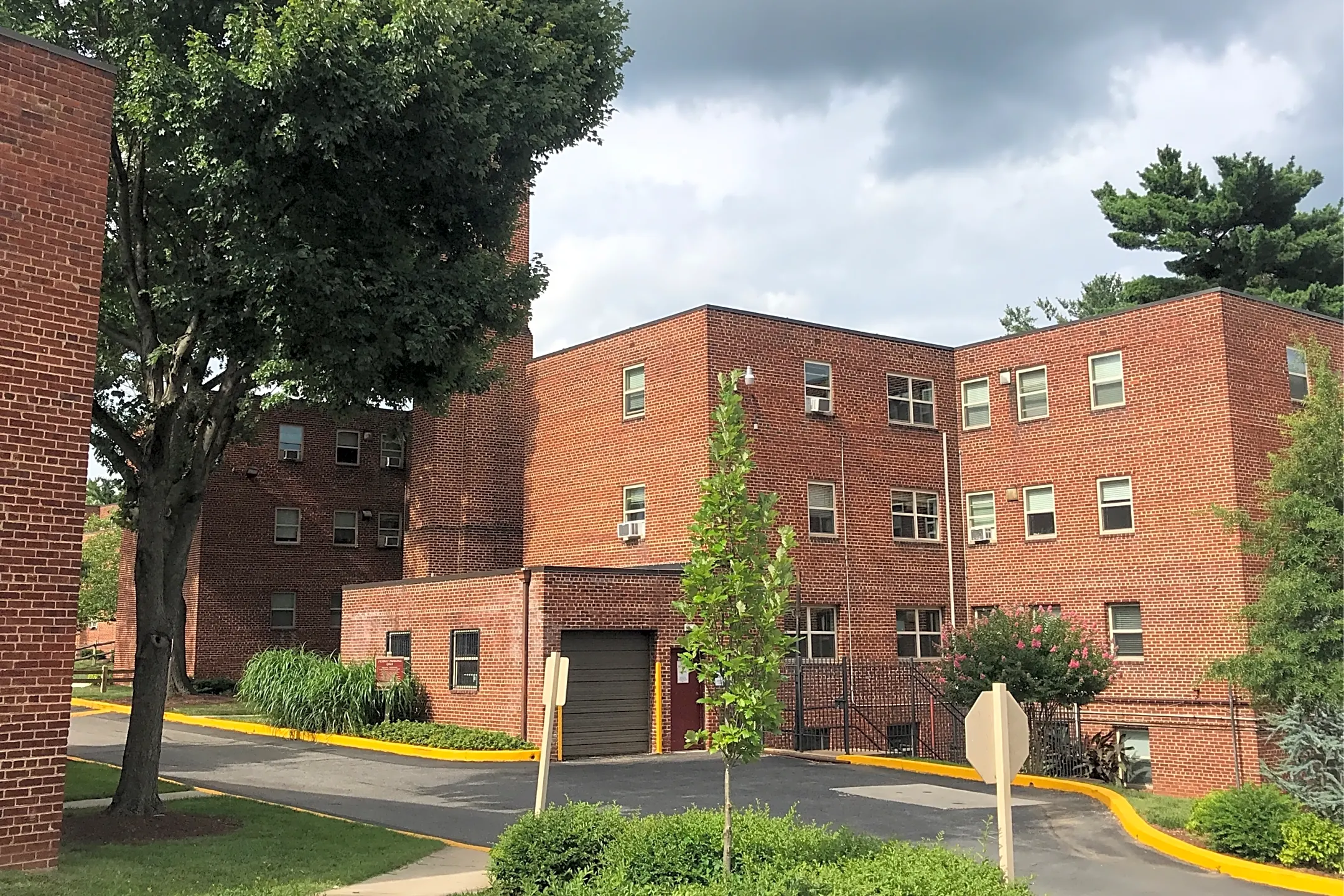 Goodacre & Pine Ridge Apartments - Silver Spring, MD 20901