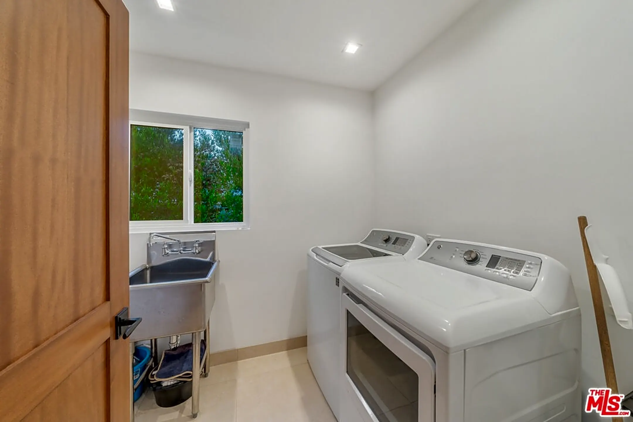 3771 Longview Valley Rd - Los Angeles, CA