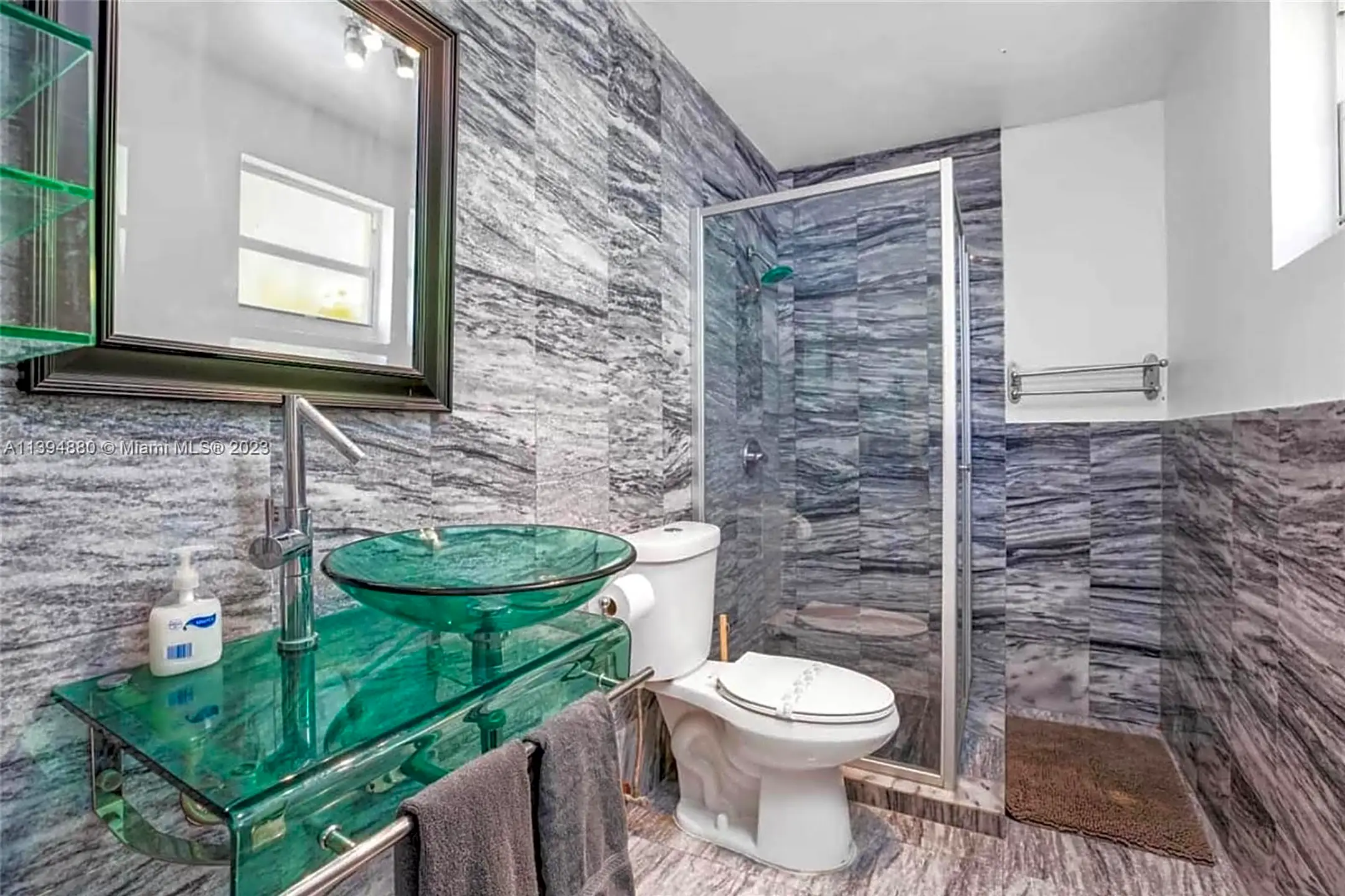 Bathroom - 910 NE 81st St #FRONT - Miami, FL