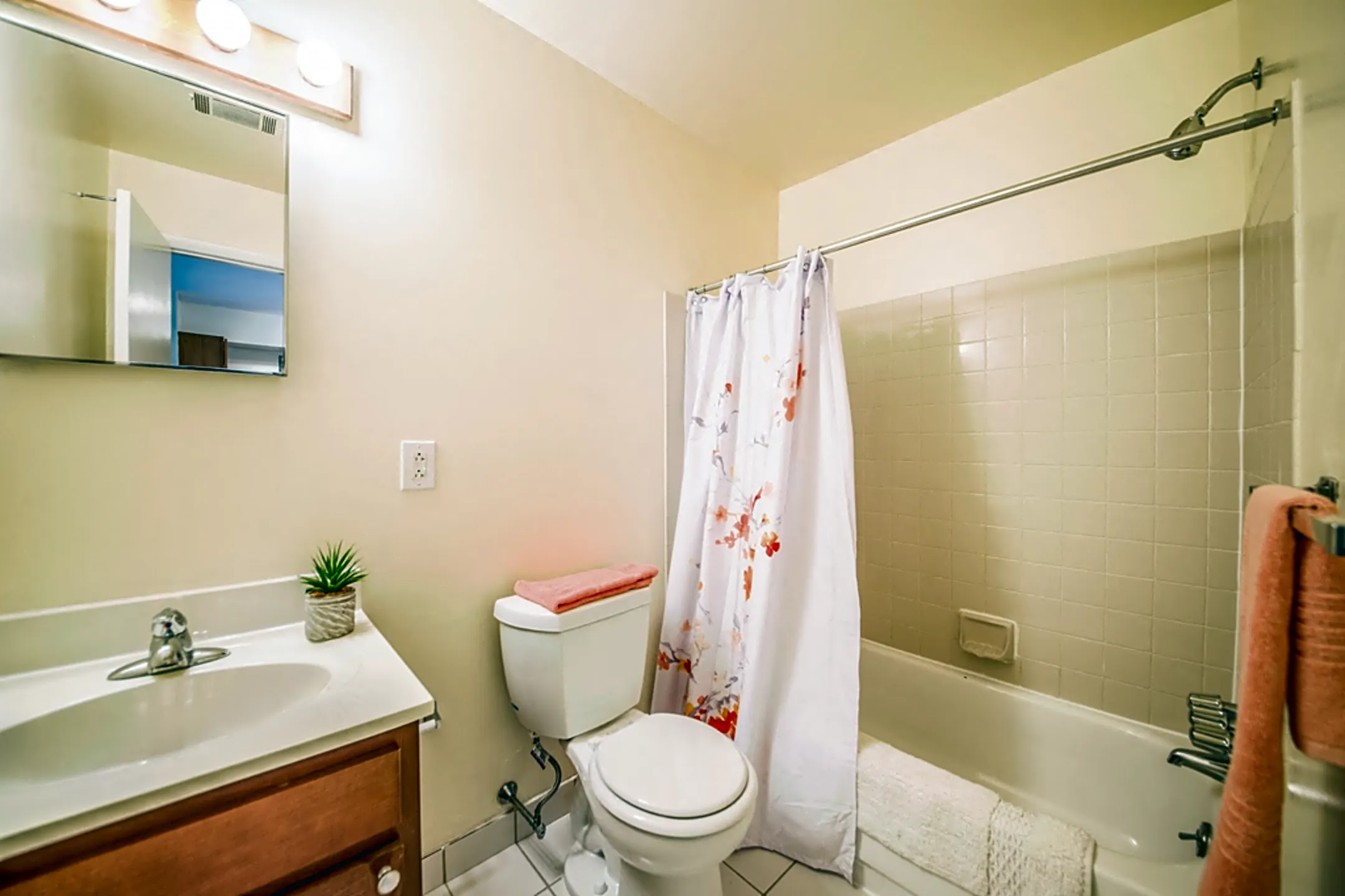 Meetinghouse Apartments and Townhouses Upper Chichester, PA 19061