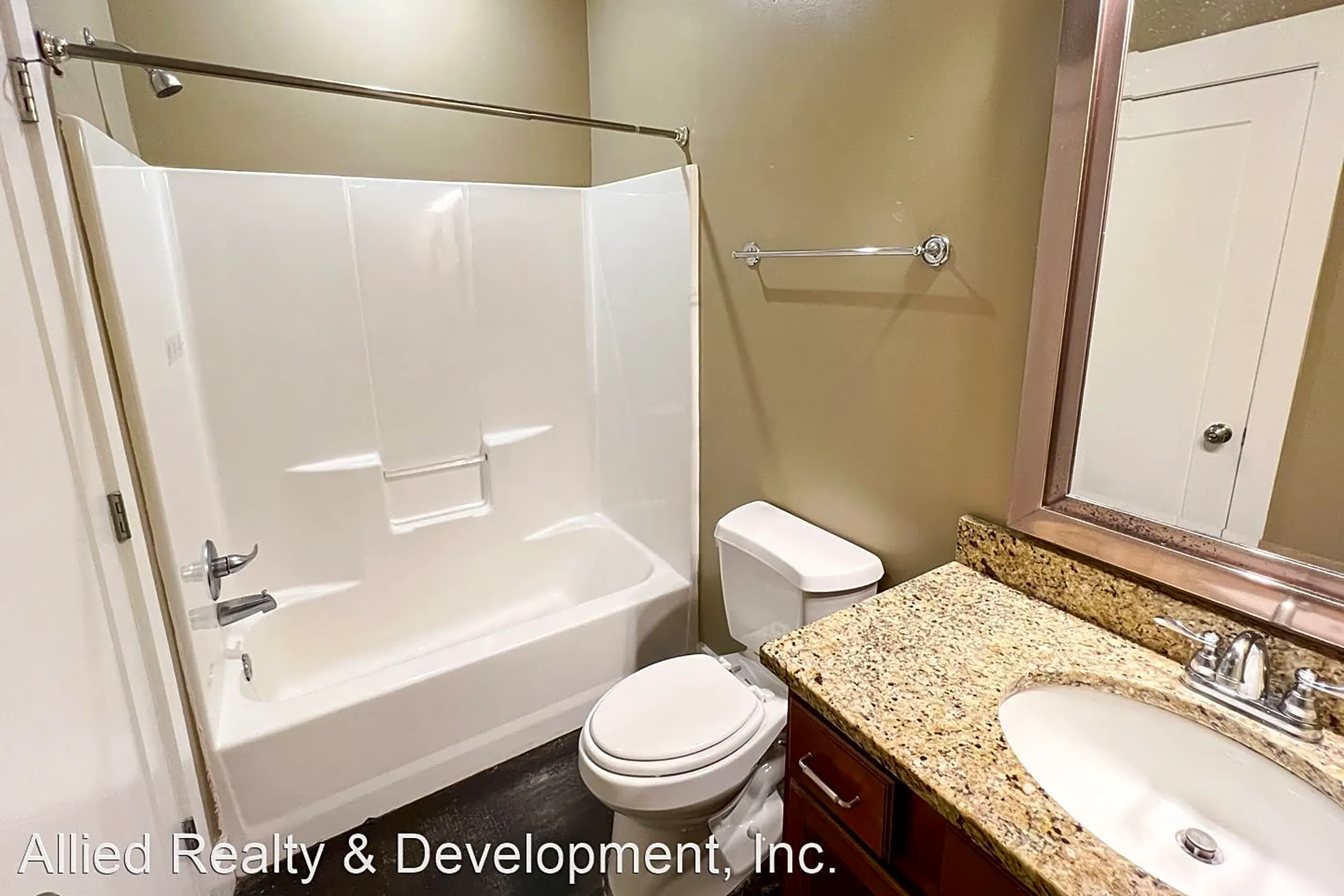 Bathroom - 1720 - 1730 10th Street East - Tuscaloosa, AL