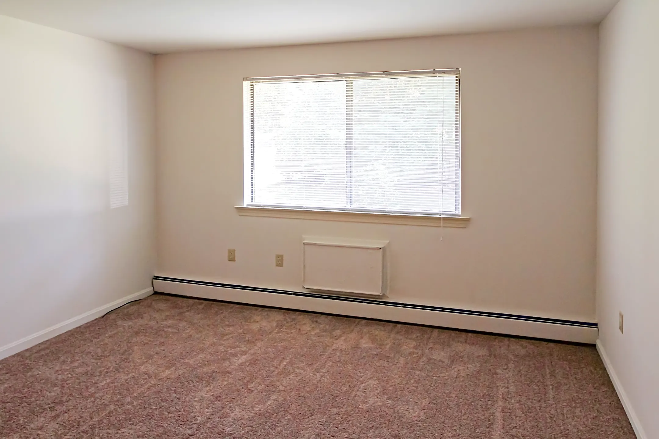 Woodgate Apartments 100 Woodgate Cir Enfield, CT for Rent Rent.