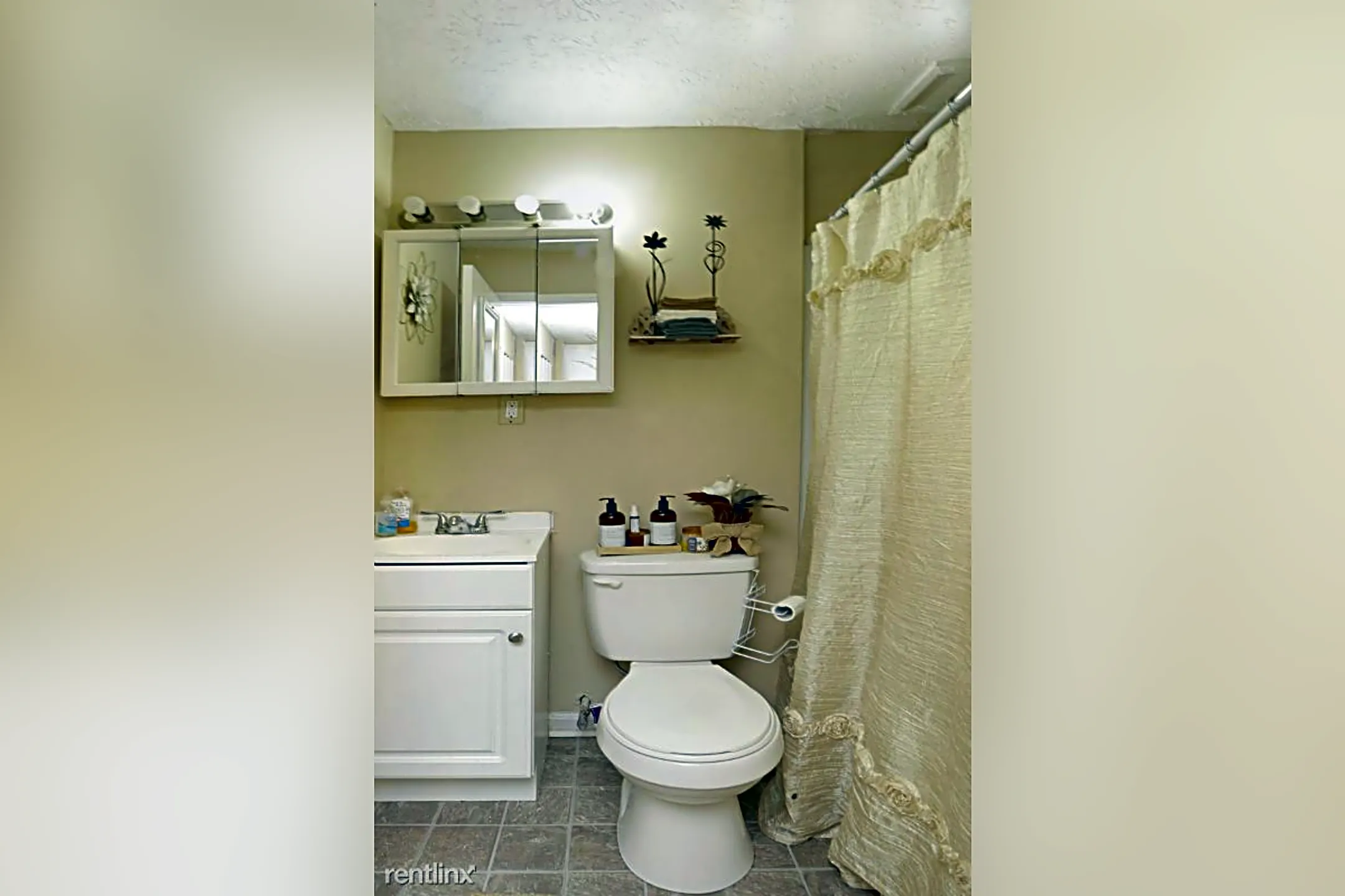 Bathroom - 159 Gazette Ave - Lexington, KY