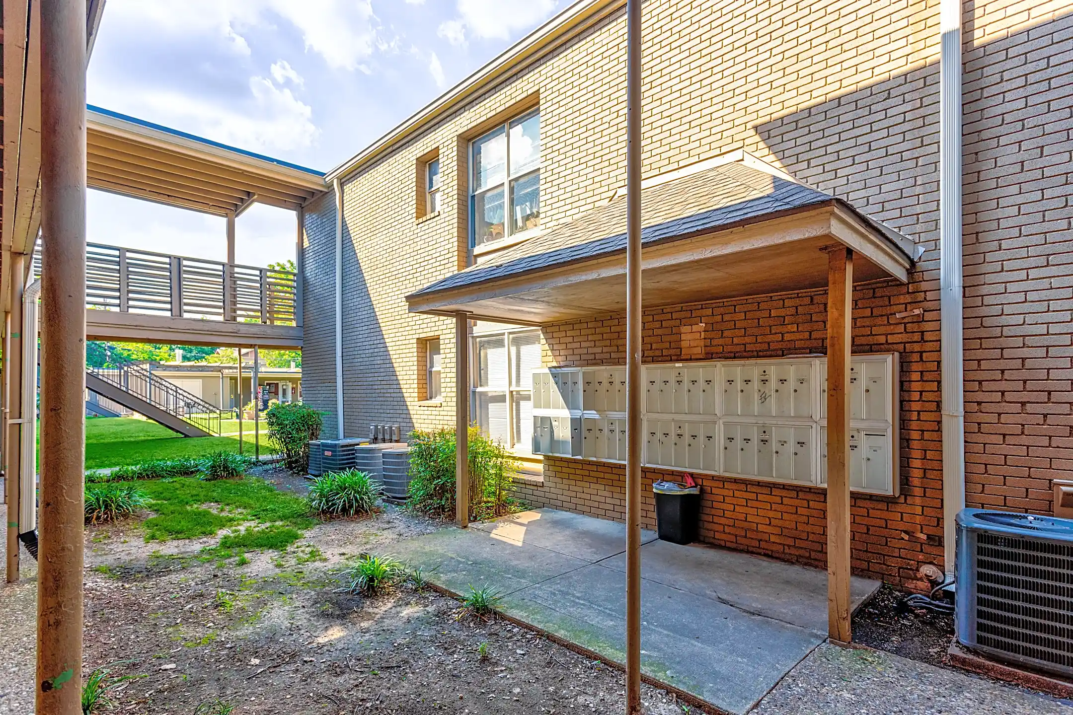 Upper E Coral Gates 5119 Live Oak St Dallas, TX Apartments for