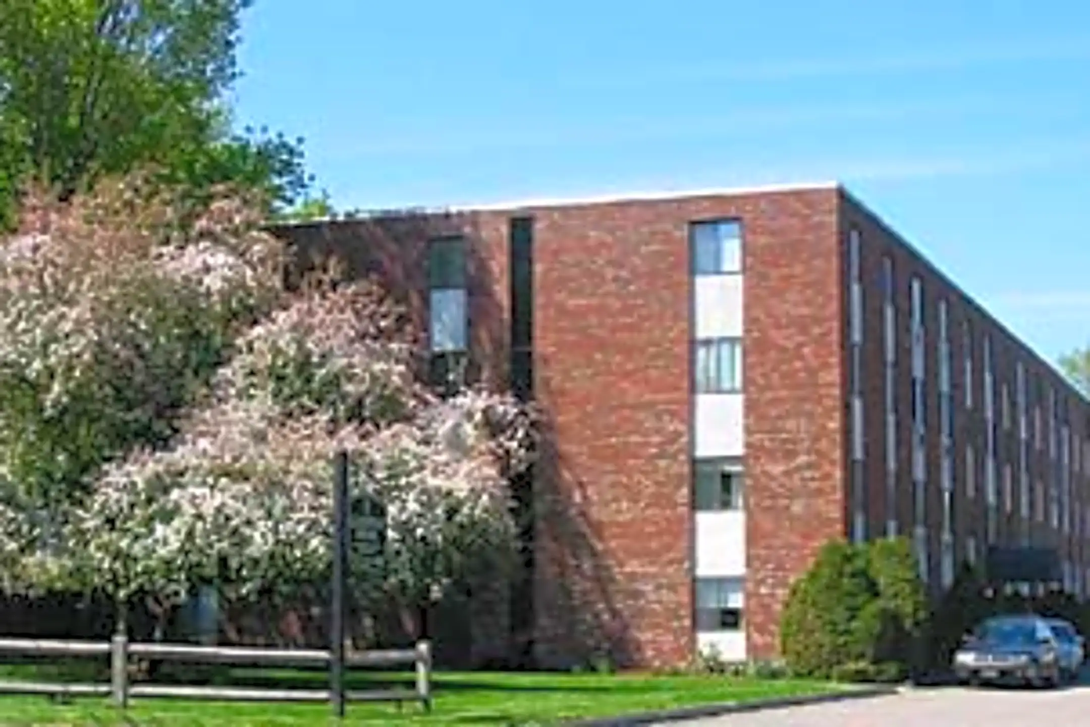 The Executive House 292 Market Street Rockland, MA Apartments for