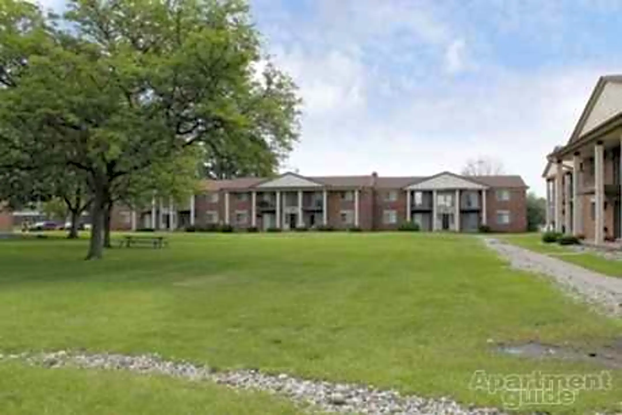 Williamsburg East Apartments - 31550 Schoenherr Rd | Warren, MI ...