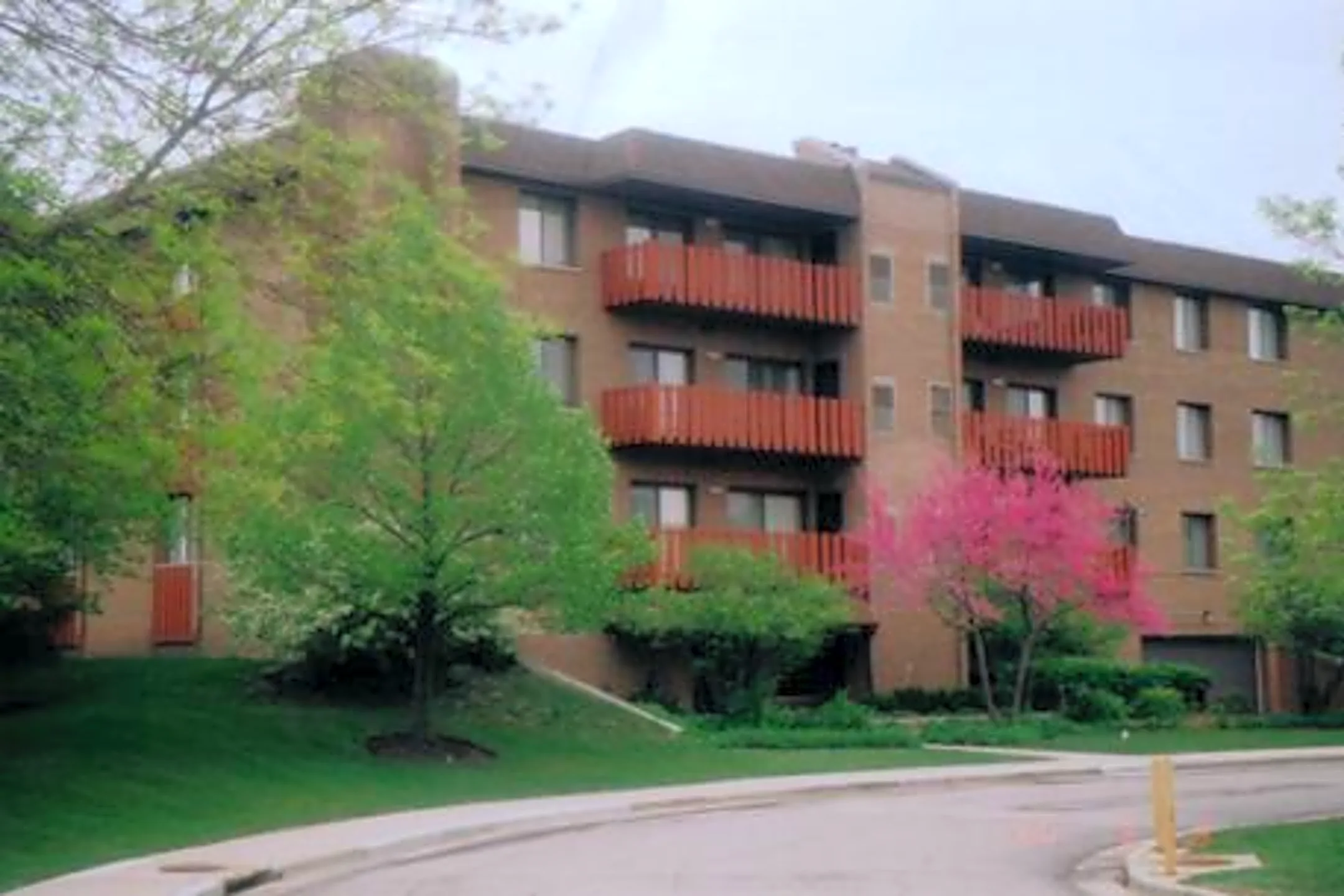 Americana Apartments - 1755 Lake Cook Rd | Highland Park, IL for Rent ...