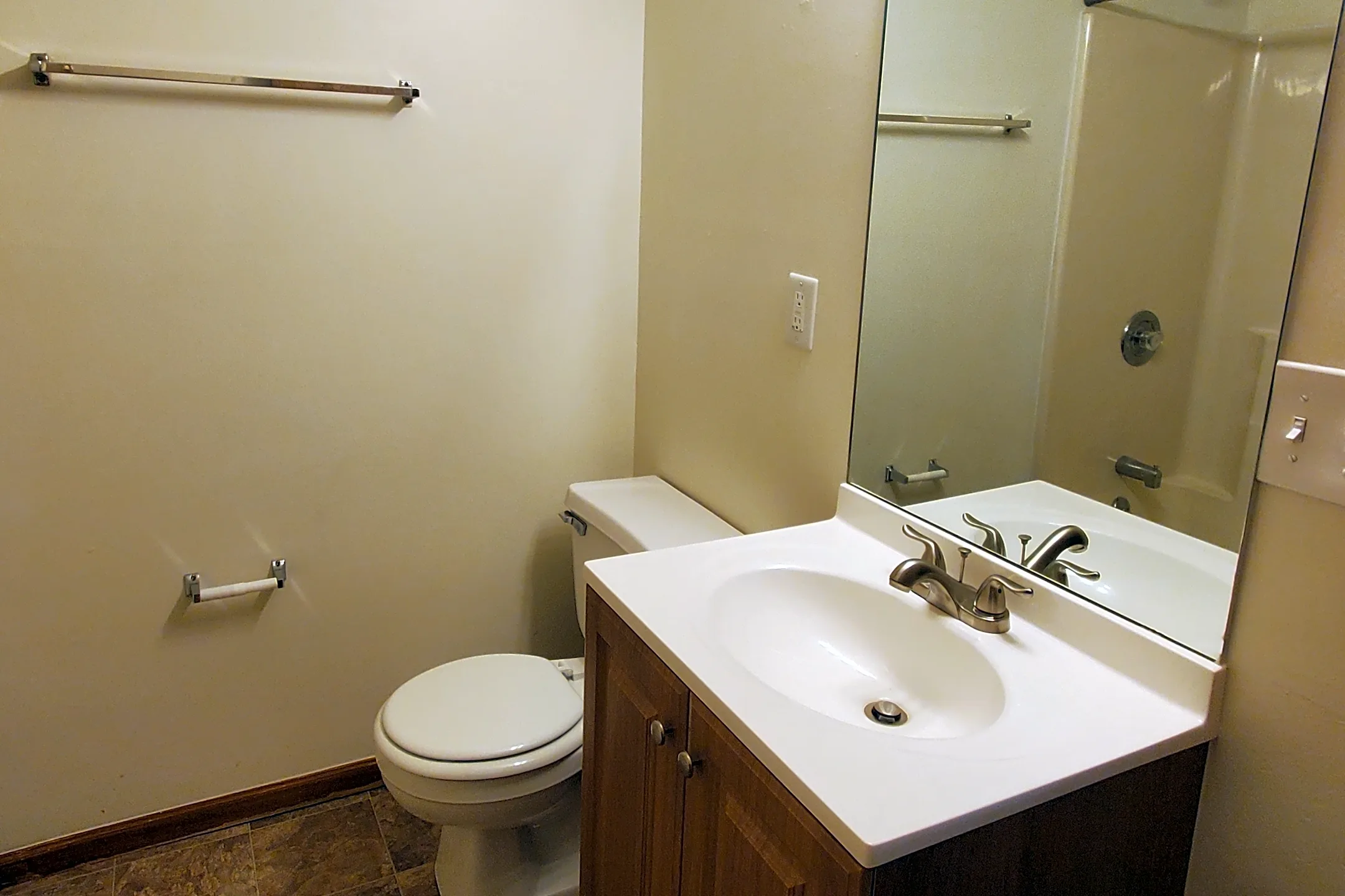 Pinewood Studio Apartments Kansas City, MO 64119