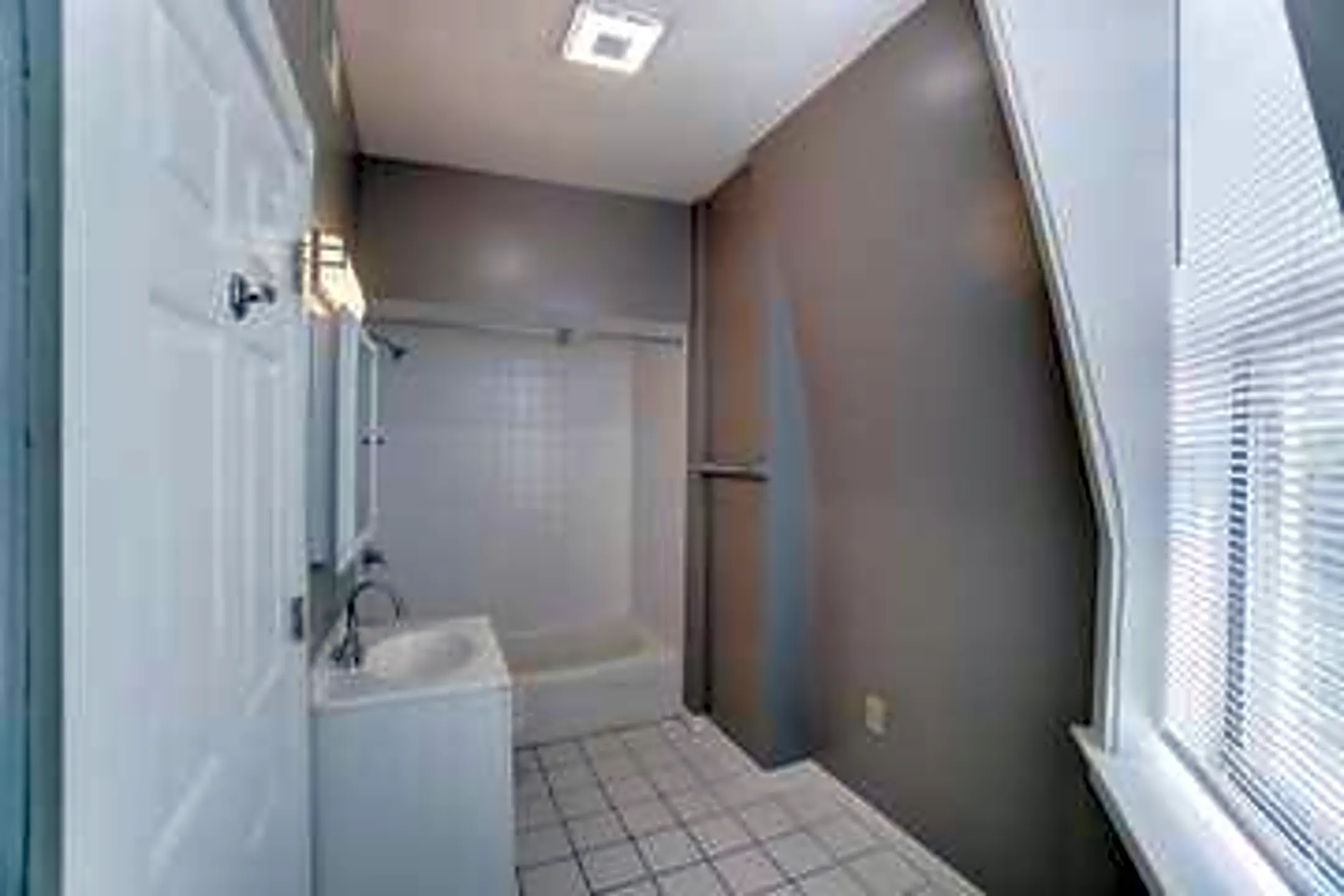 Bathroom - 852 Lincoln Ave - Cincinnati, OH