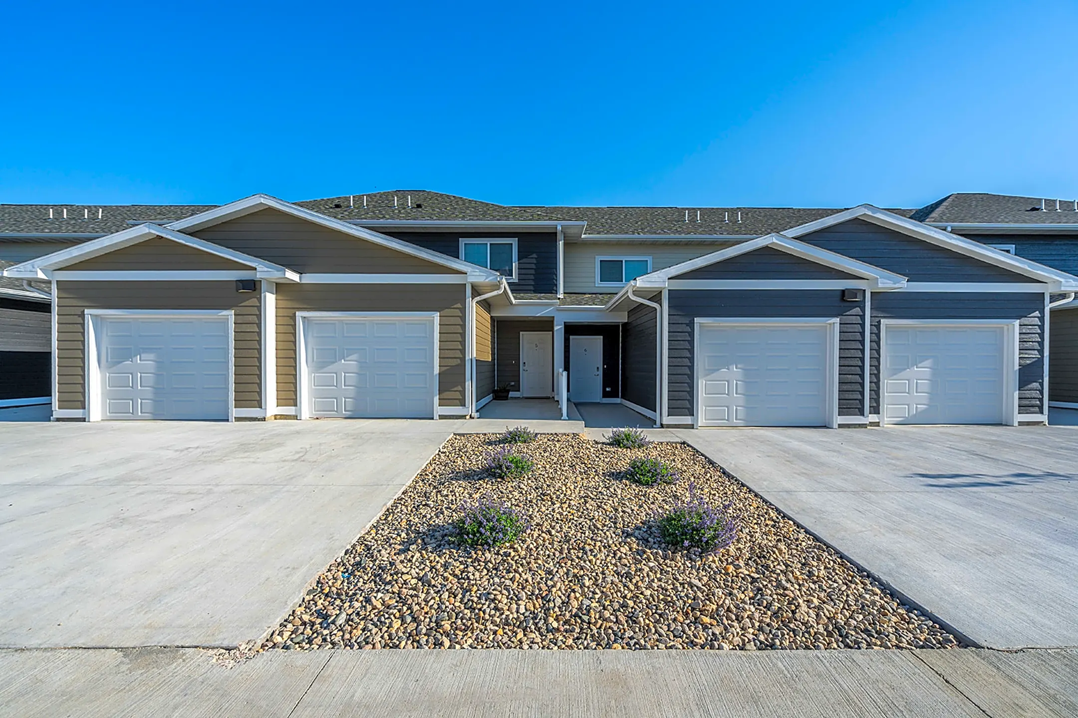 Edgebrook Townhomes 2203 Ace Avenue Brookings, SD Apartments for