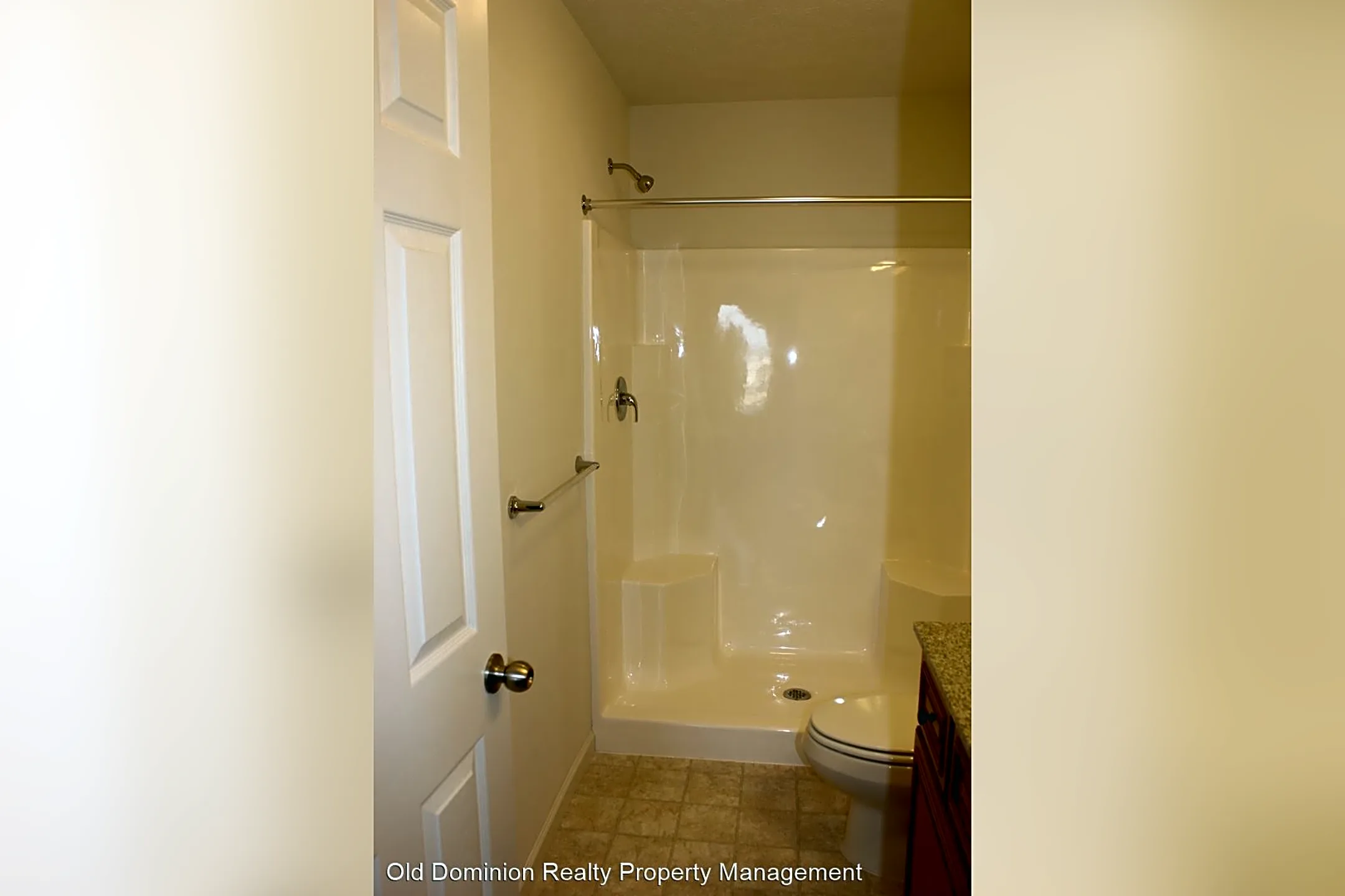 Bathroom - 1472 Taylor Grove Ln - Harrisonburg, VA