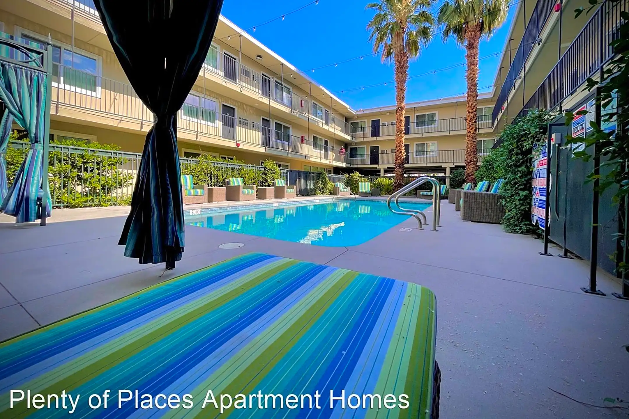 Pool - 711 E Carson Ave - Las Vegas, NV
