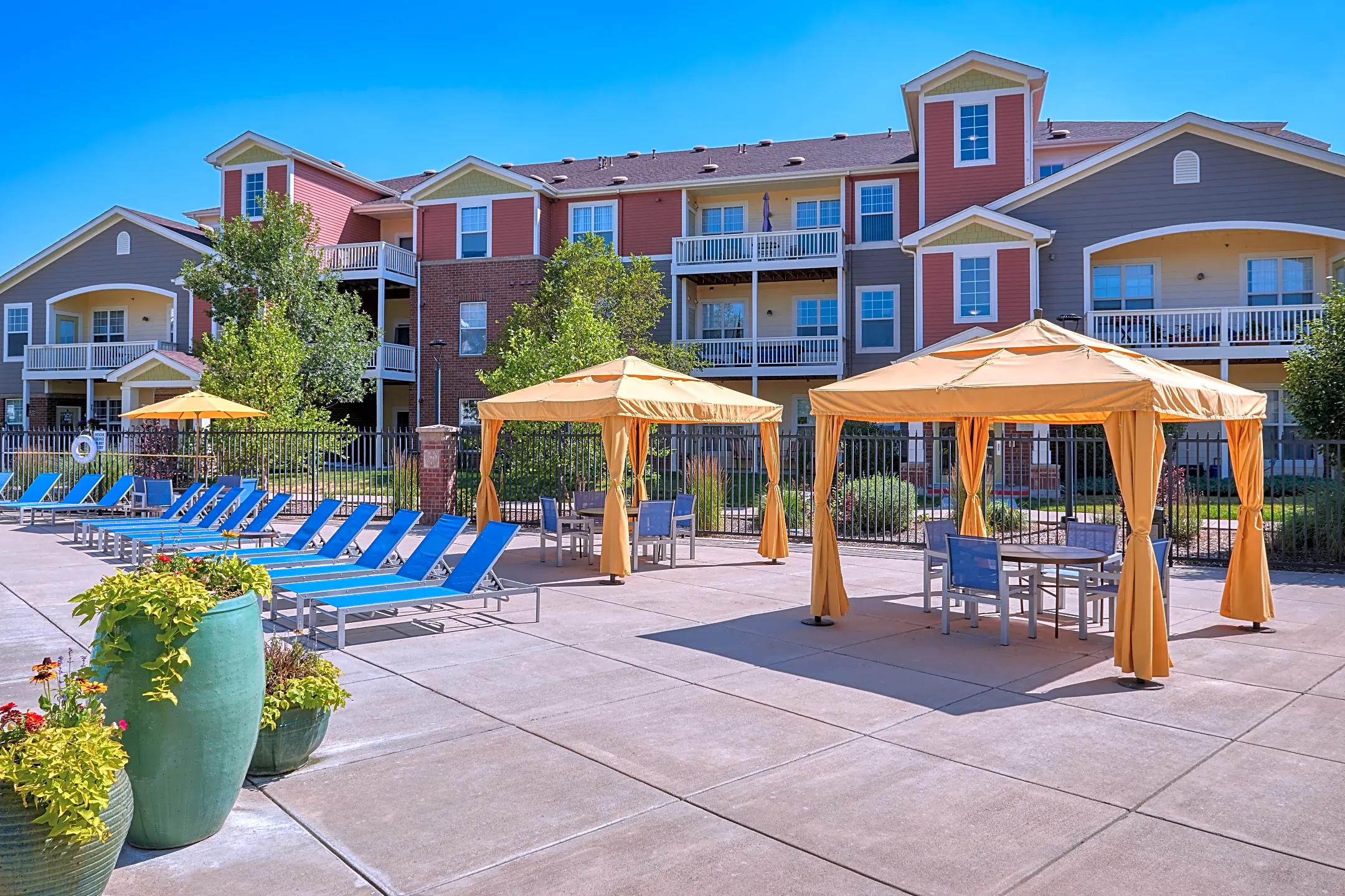 Bear Valley Park Apartments - Lakewood, CO 80227 