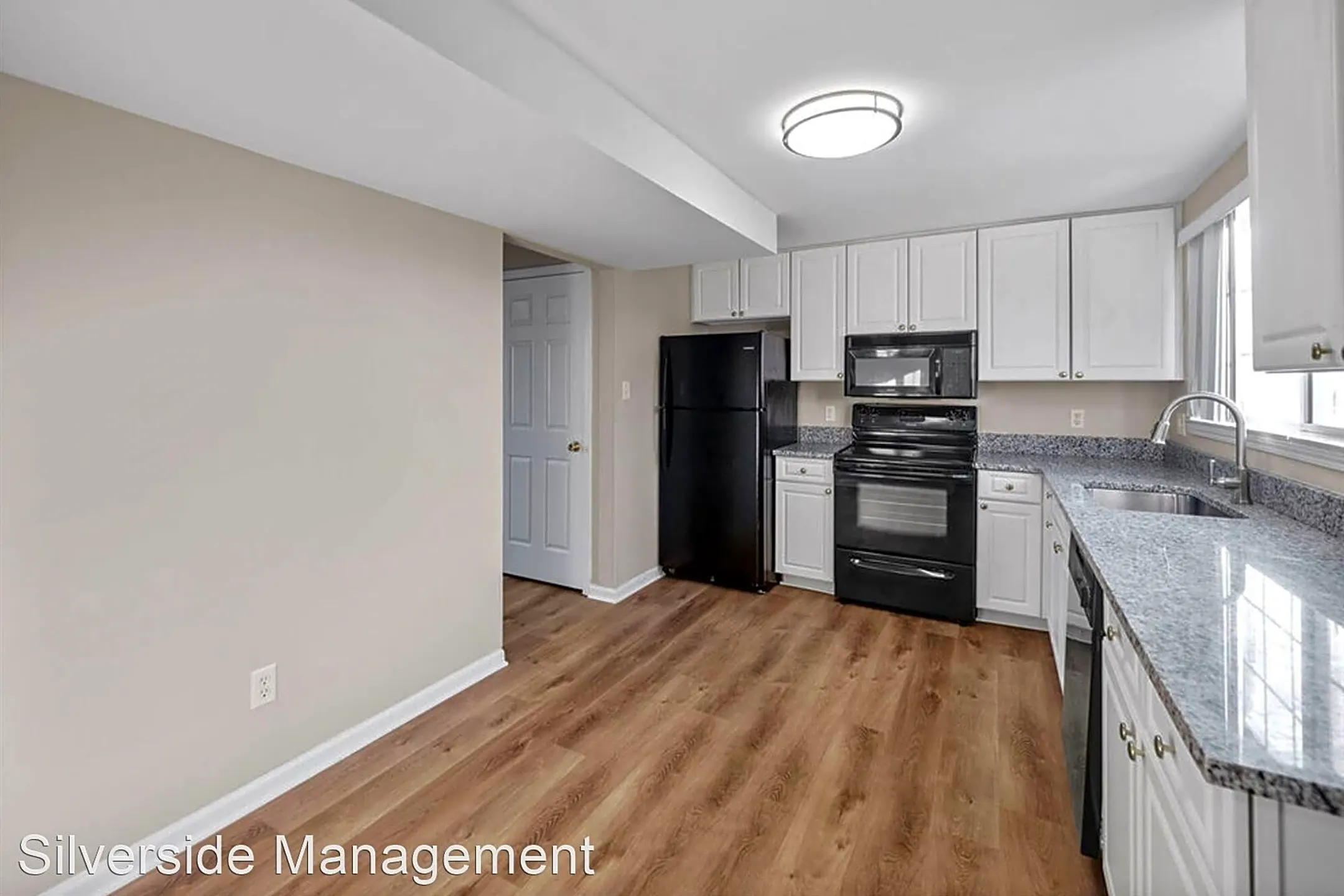 Kitchen - Donovan Townhomes - South Lyon, MI