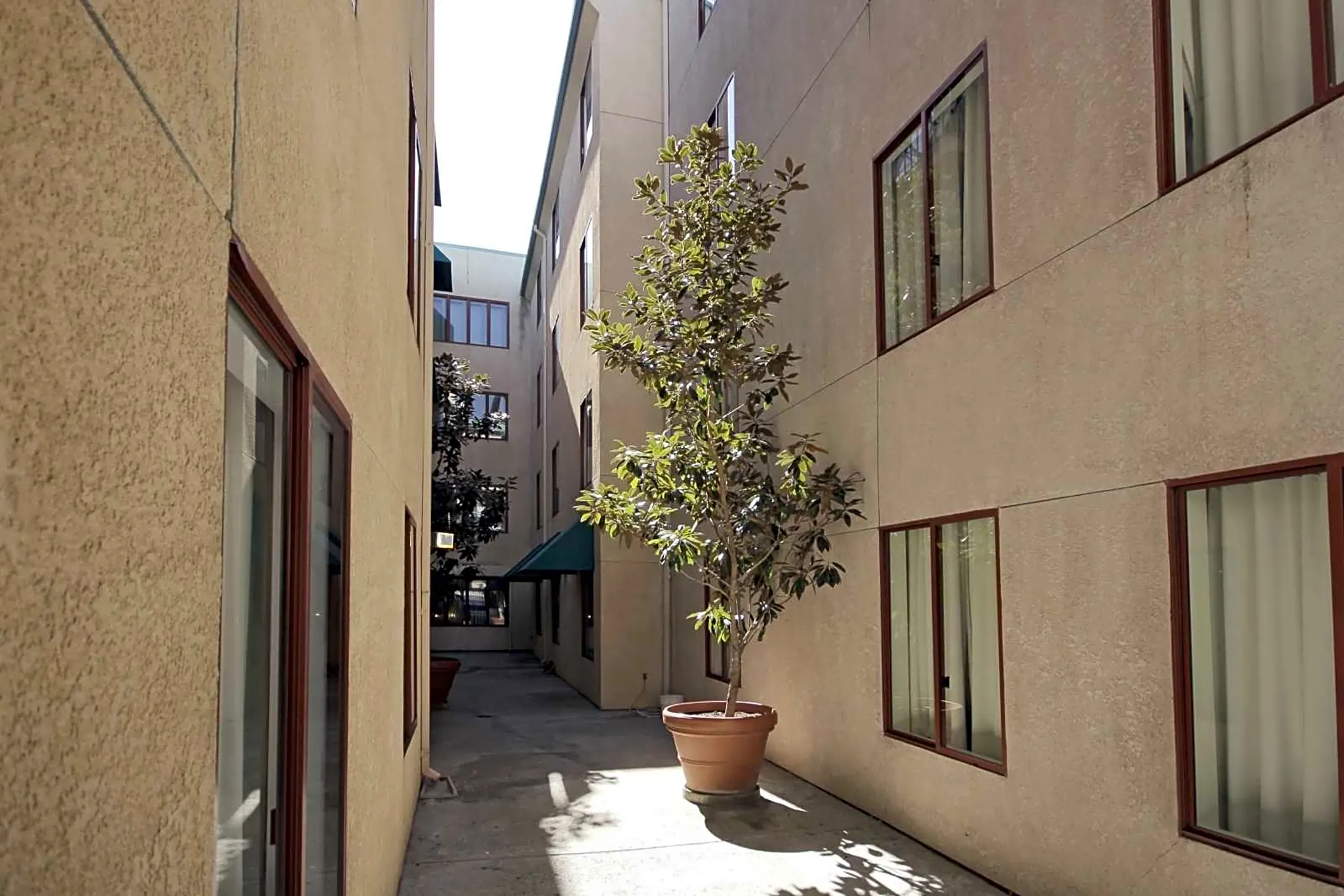 Courtyard - Vantaggio Suites - San Diego, CA